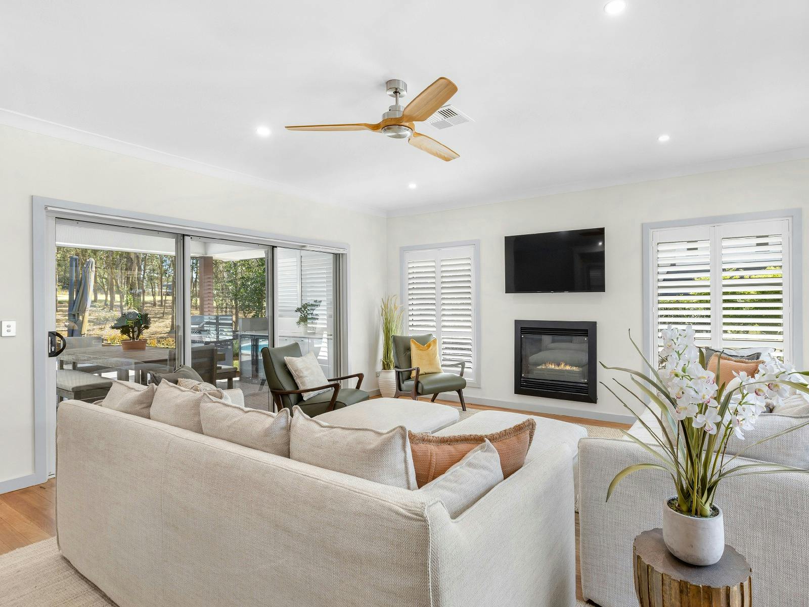 벽난로와 TV가 있는 헌터 드리밍 라운지 룸