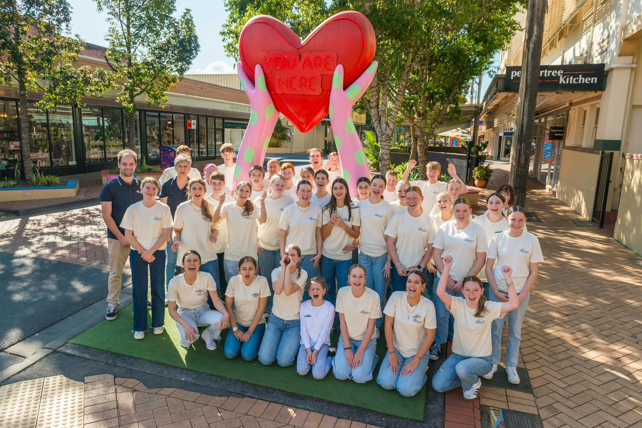 리즈모어의 'You are Here' 하트 앞에 선 Triden'ts Friendly 팀