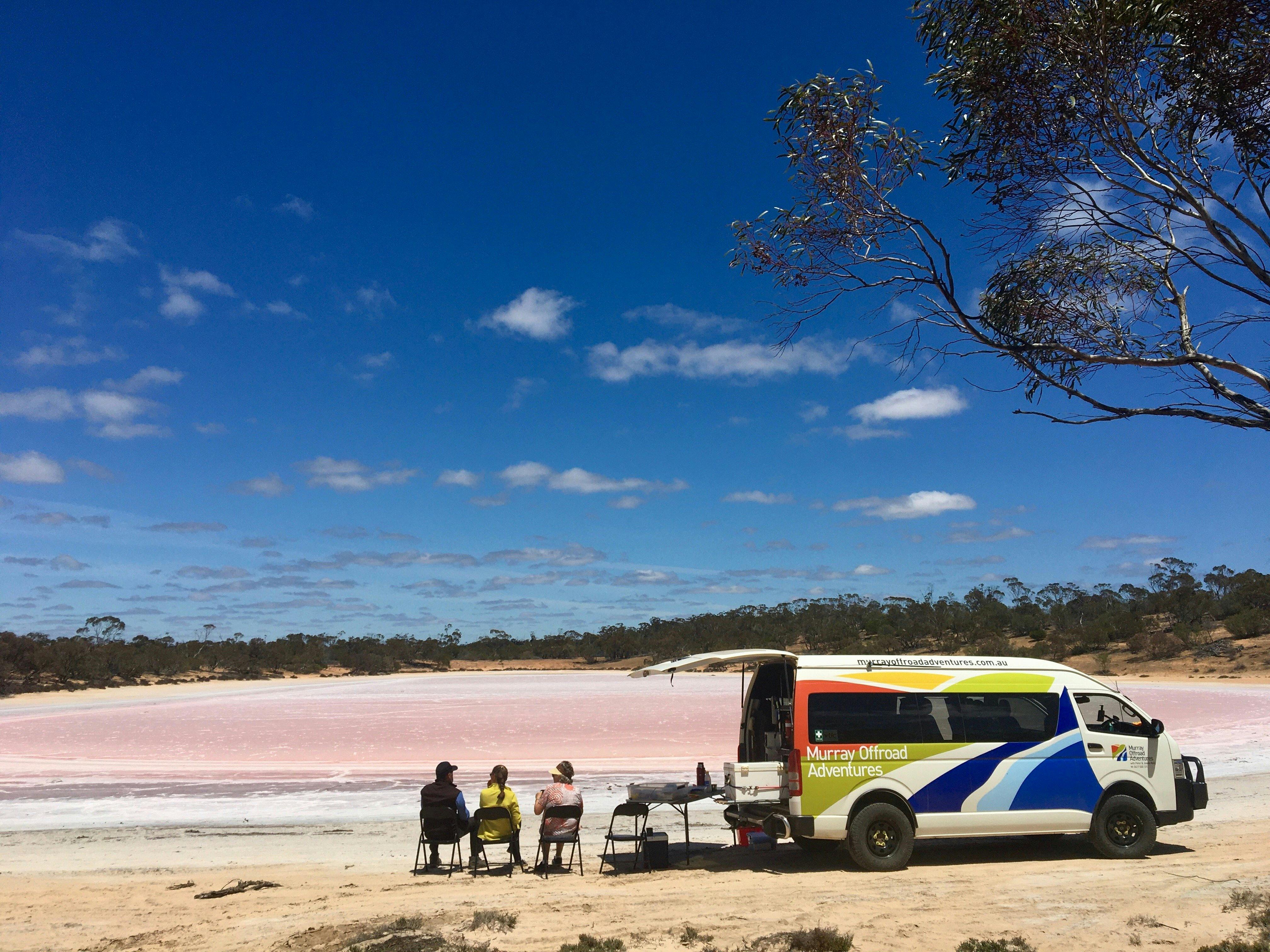 私たちのお気に入りの塩湖のほとりで、家庭料理のクッパやランチをお楽しみください。とても遠く、とても平和です。