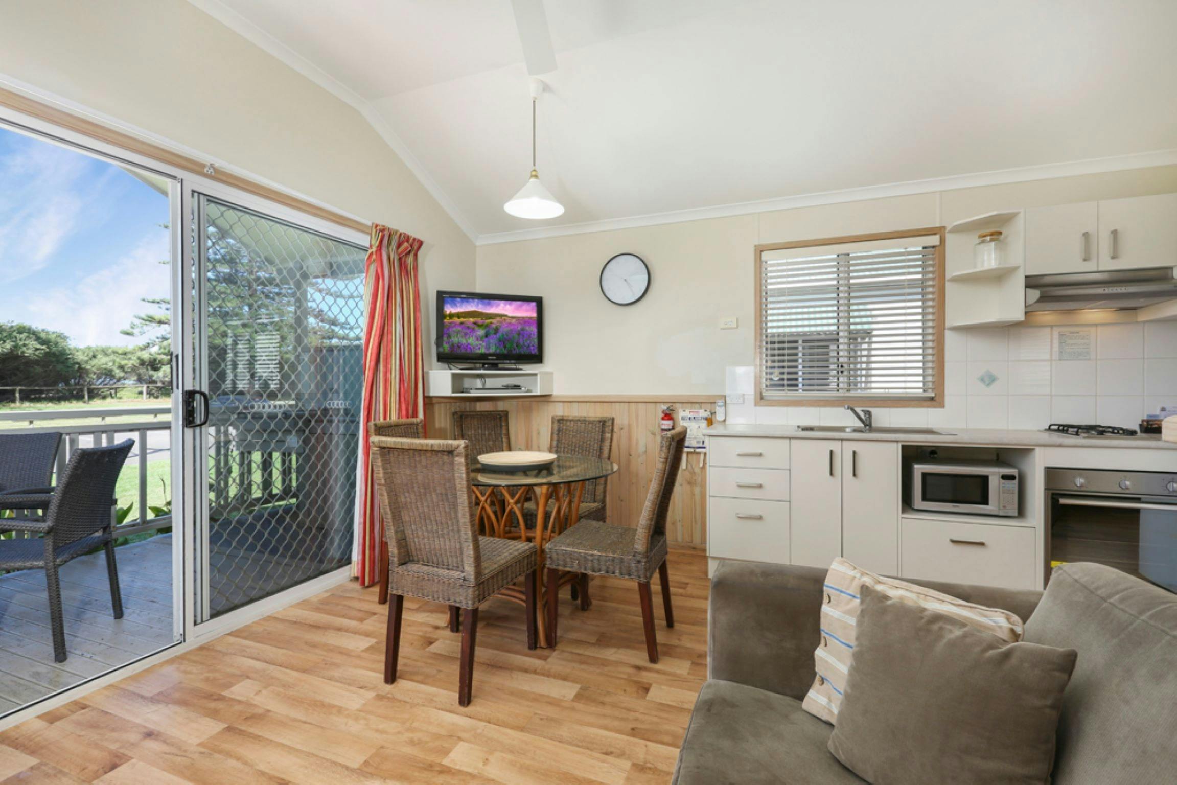 Oceanside Cabin (Sleeps five) - Dog Friendly Optional