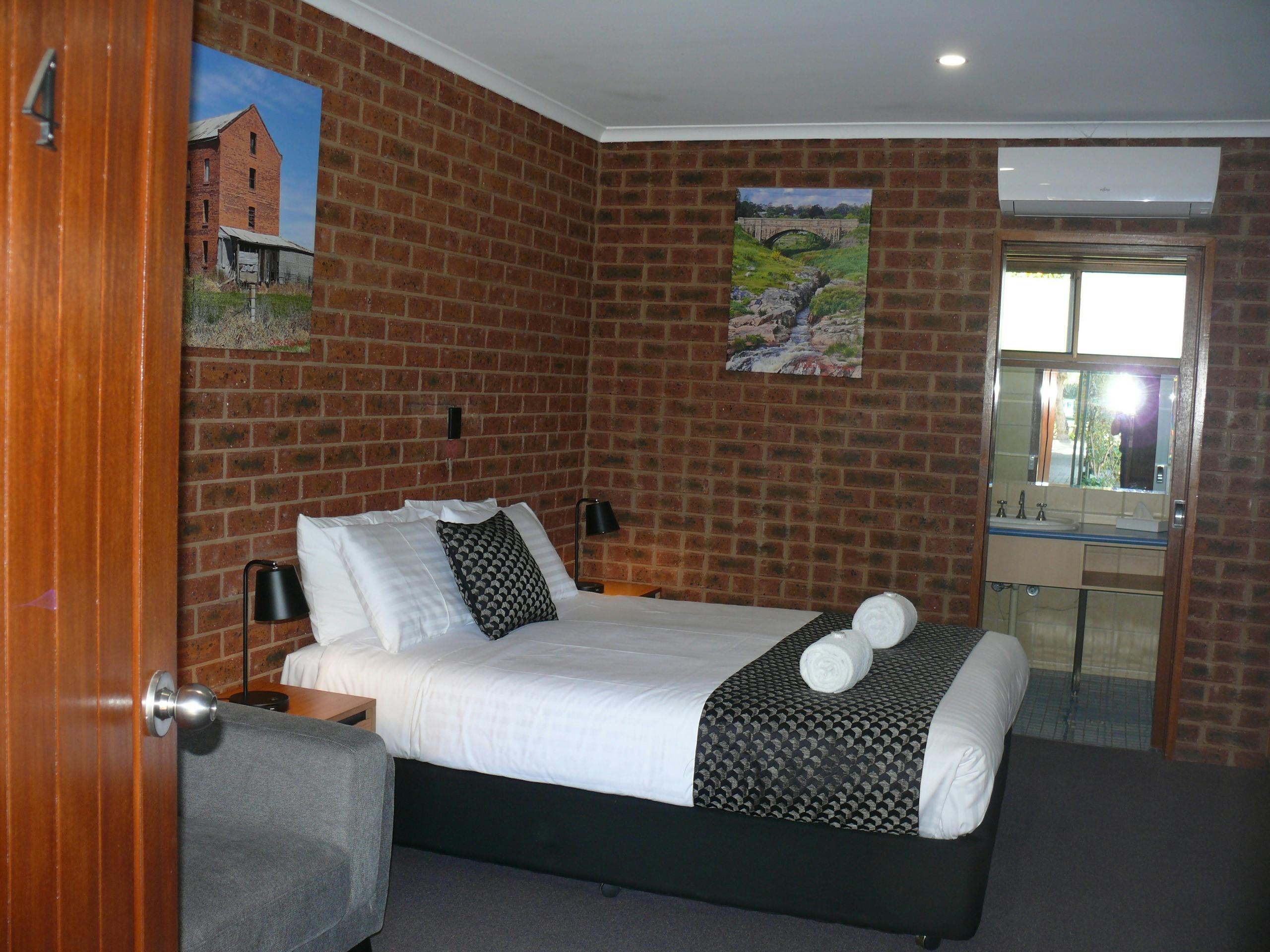 Queen room