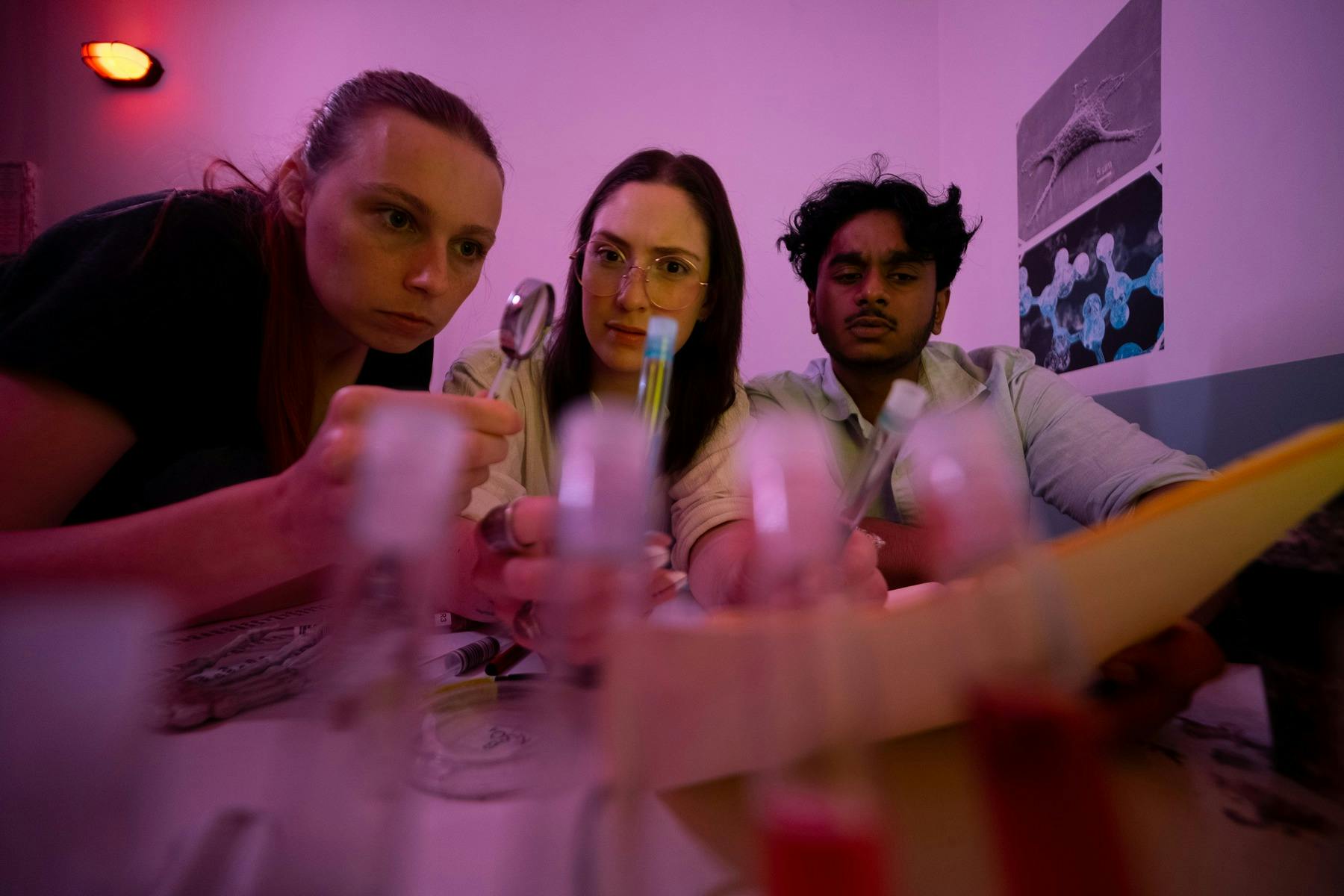 Fox in a Box Zombie Lab - Can you find the viros before the Zombies arrive?