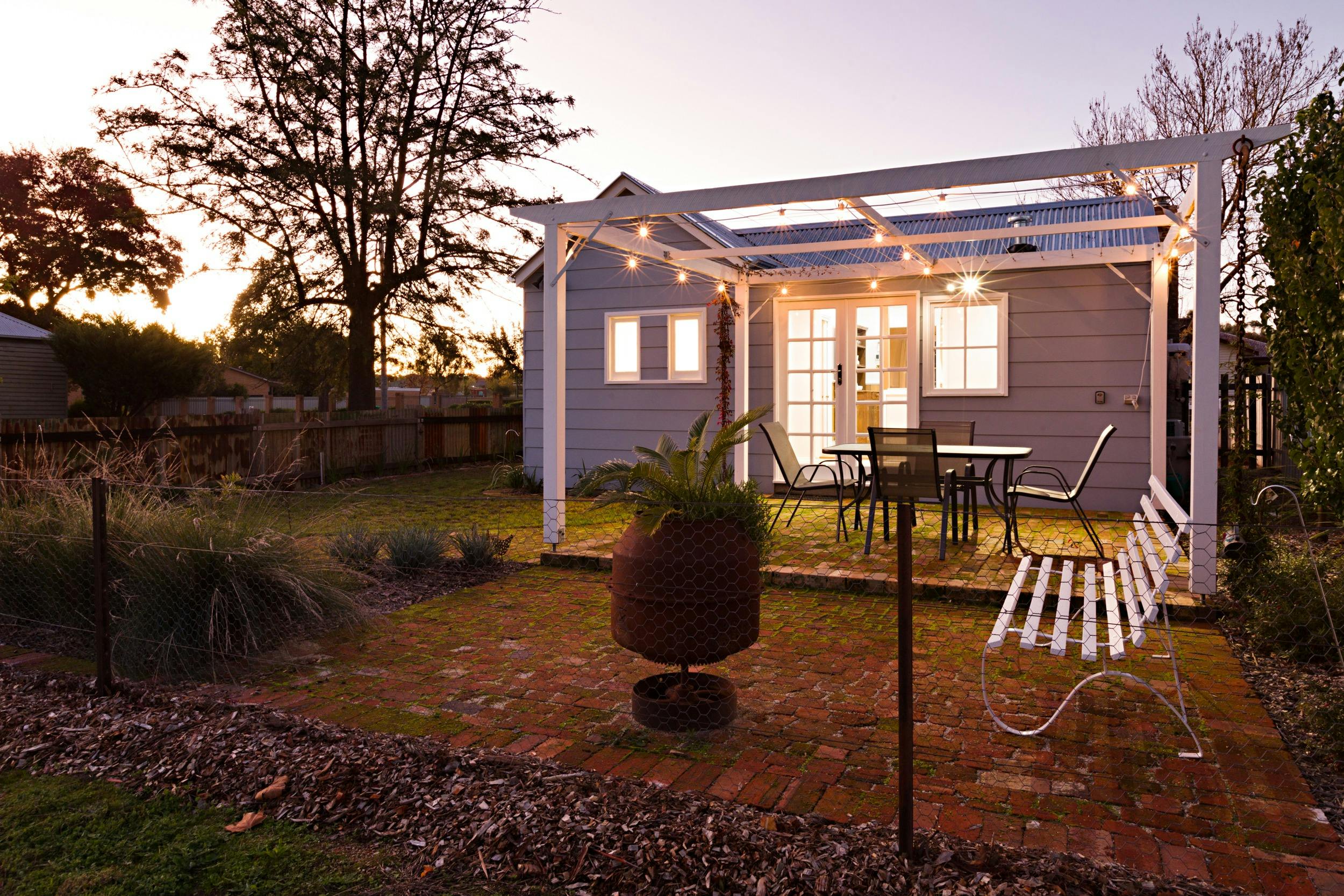 완전히 울타리가 쳐진 뒷마당