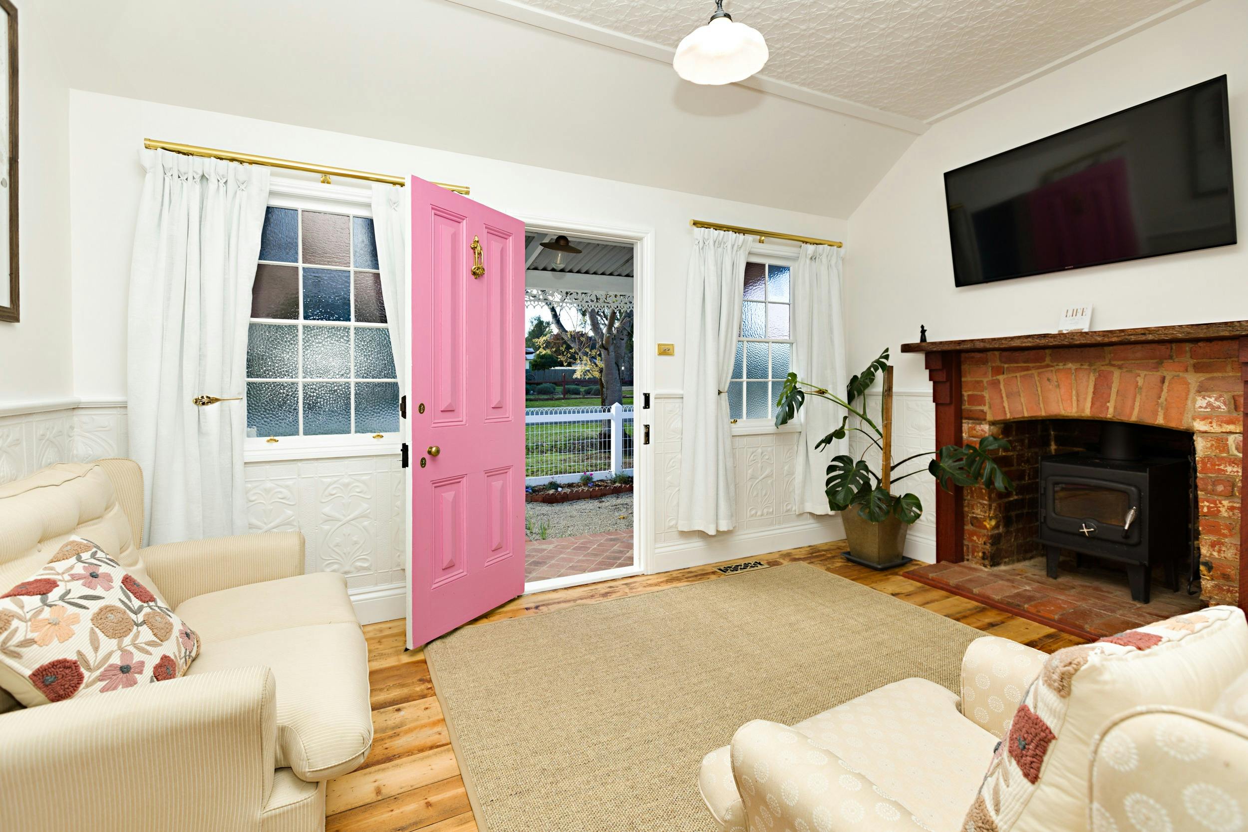 딱딱거리는 벽난로가 있는 휴게실