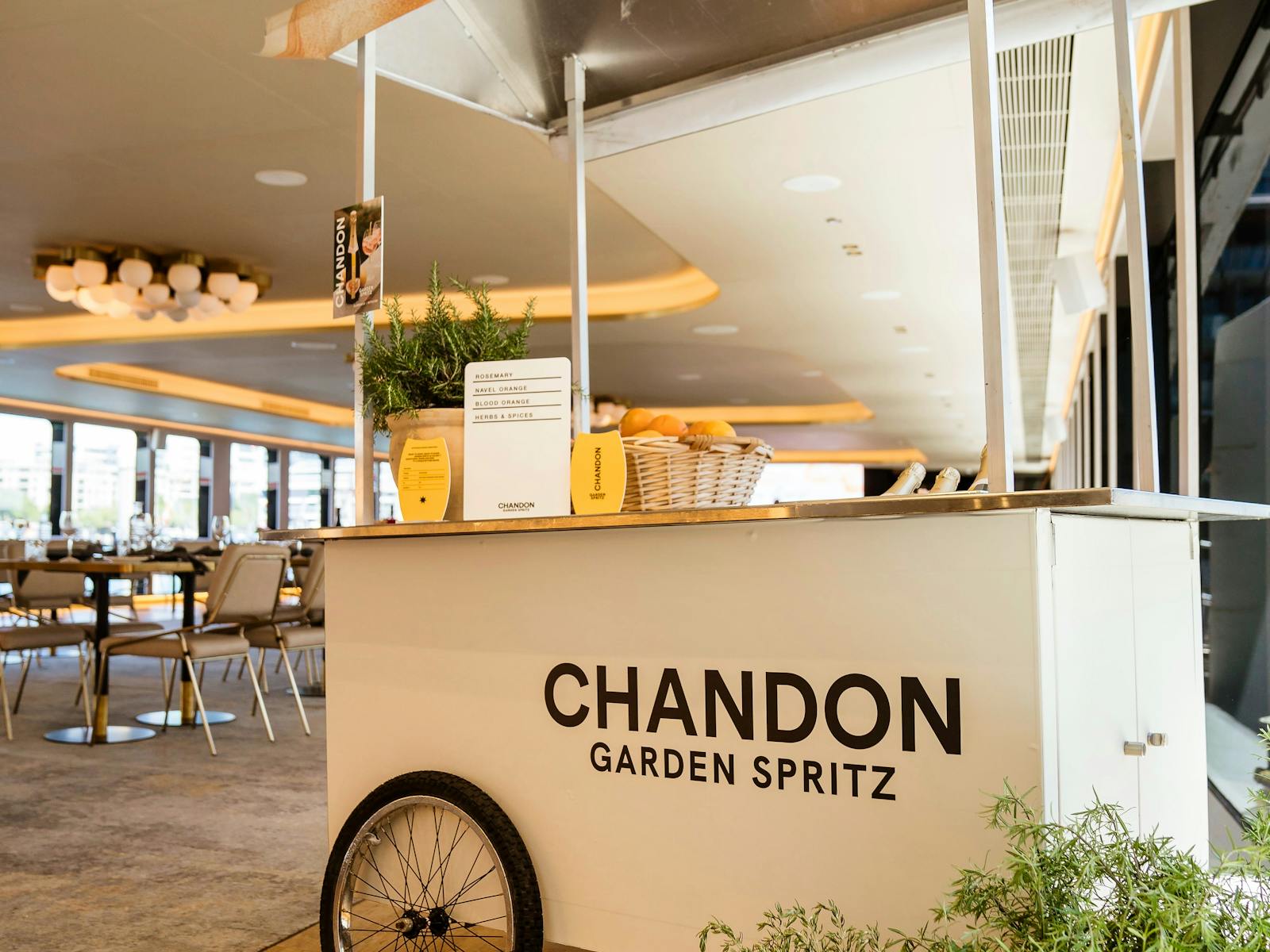 傑克遜號上的 Chandon Bar Cart