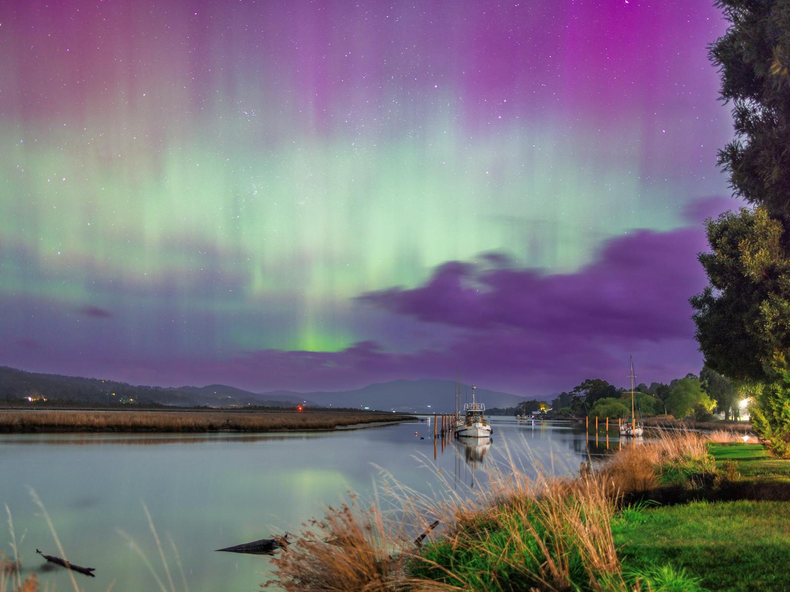 Aurora Australis from Bot Reflections