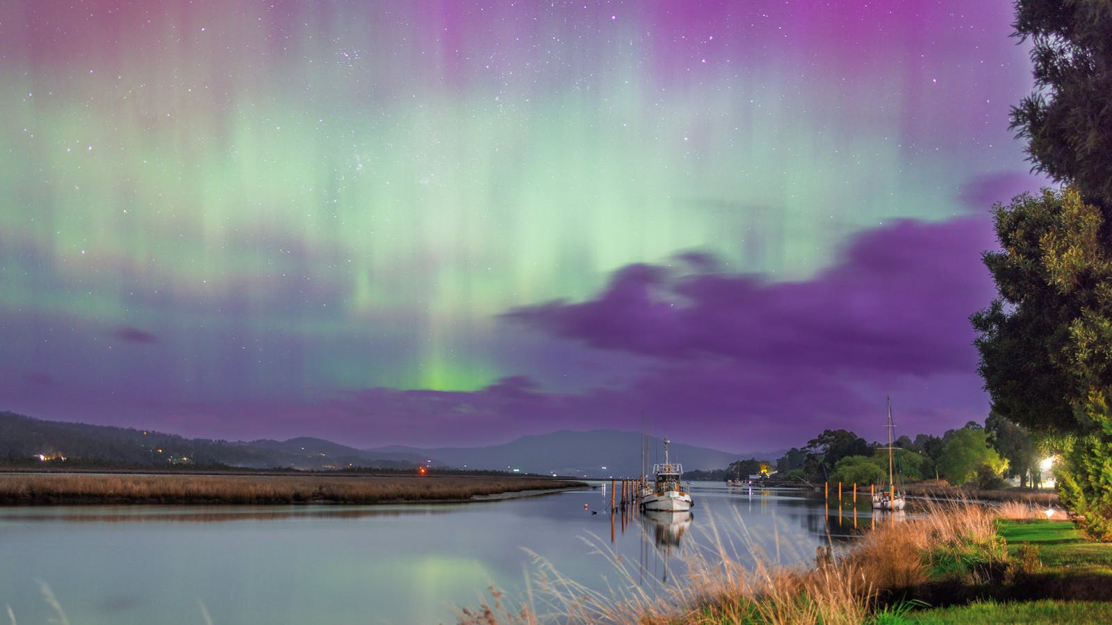 Aurora Australis from Bot Reflections