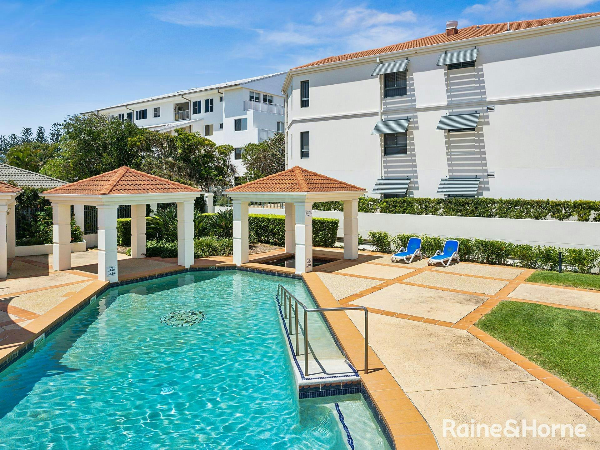 Resort Swimming  Pool