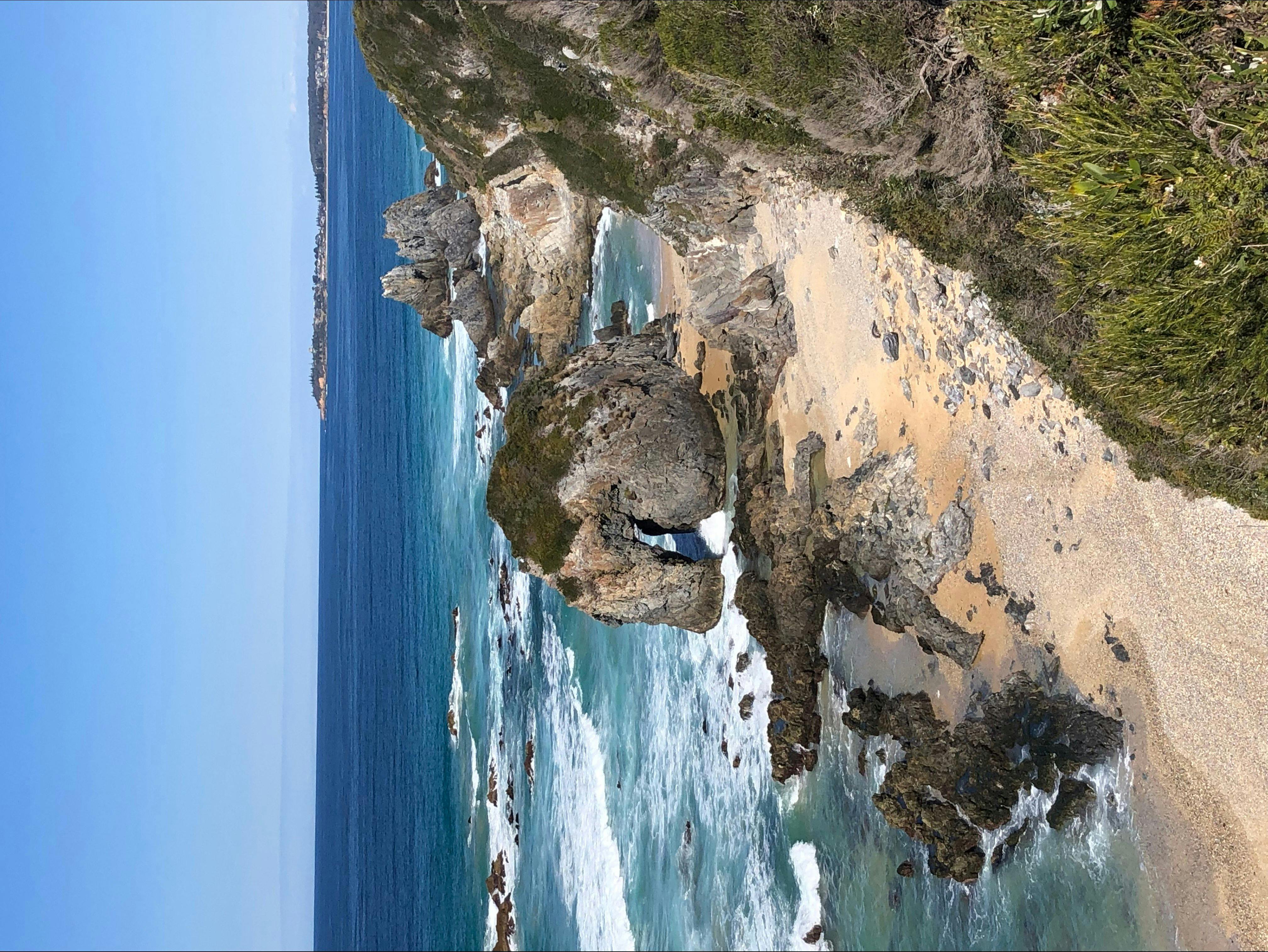 安全でありながら息をのむような崖の上の散歩を楽しんで、この場所からこの象徴的な岩の形成を見てください