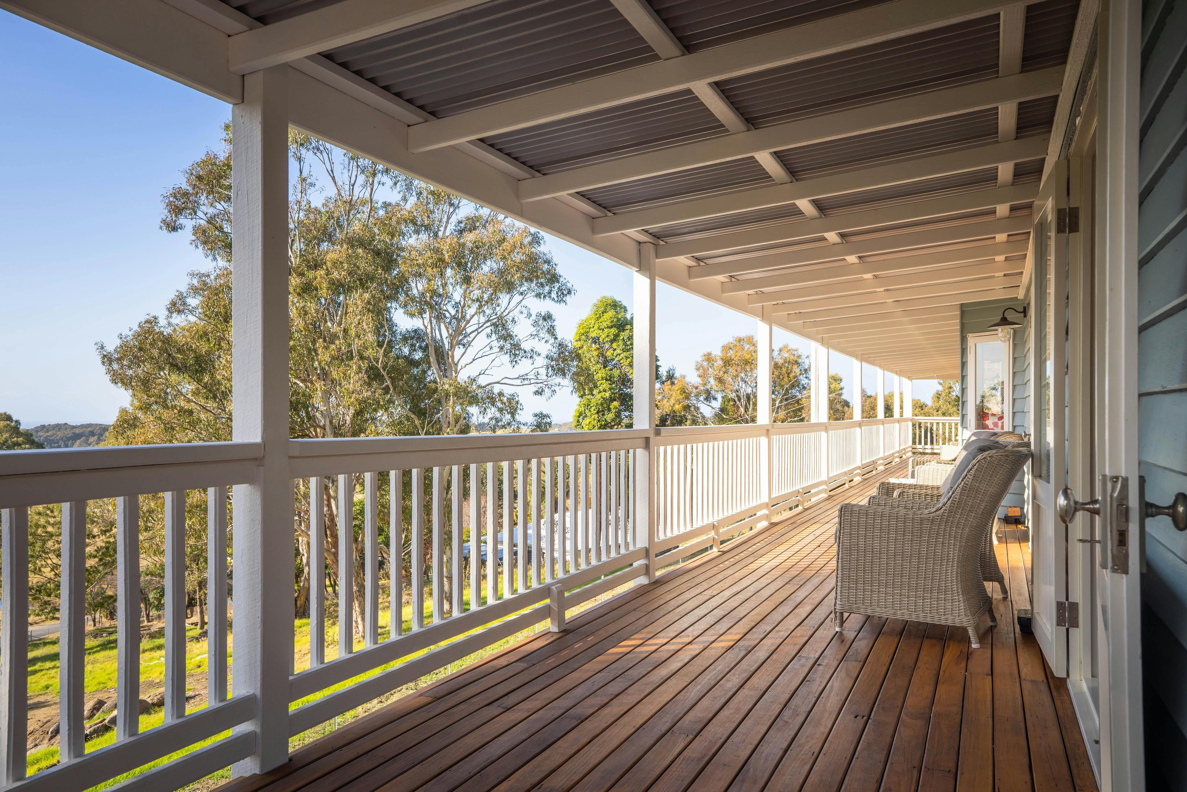 The Bryn의 그린란드가 내려다보이는 베란다