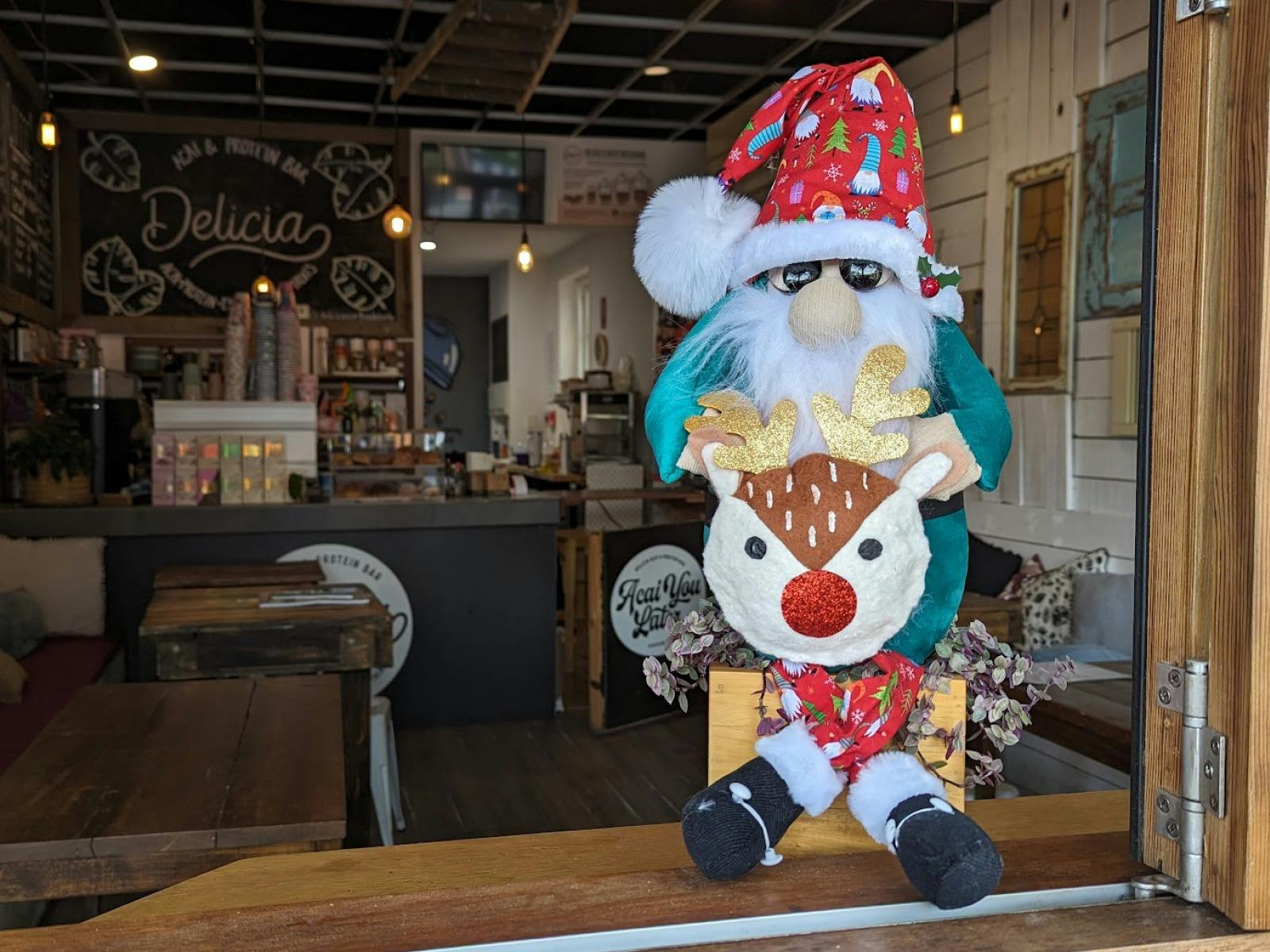 Gnome in Delicia window