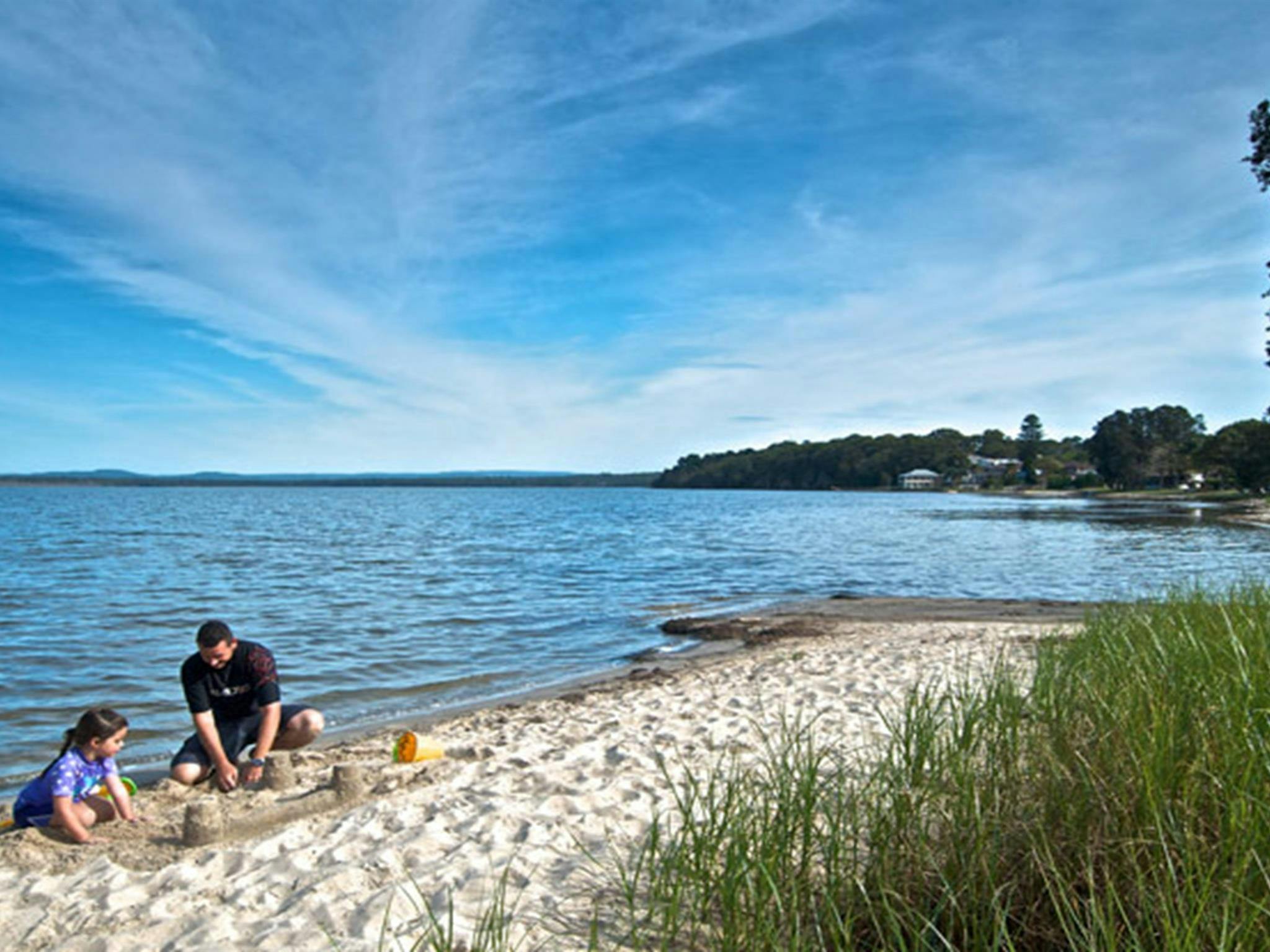 Familie spielt am Flussufer in Elizabeth Bay. Foto: John Spencer © DPIE