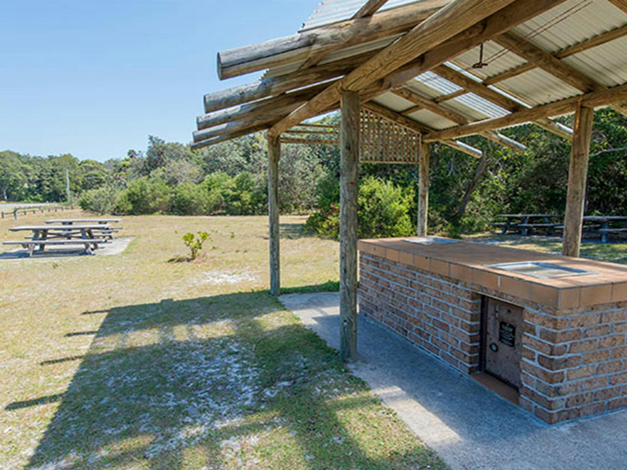 Überdachte Grillanlage, Picknickplatz Elizabeth Beach, Booti Booti Nationalpark. Foto