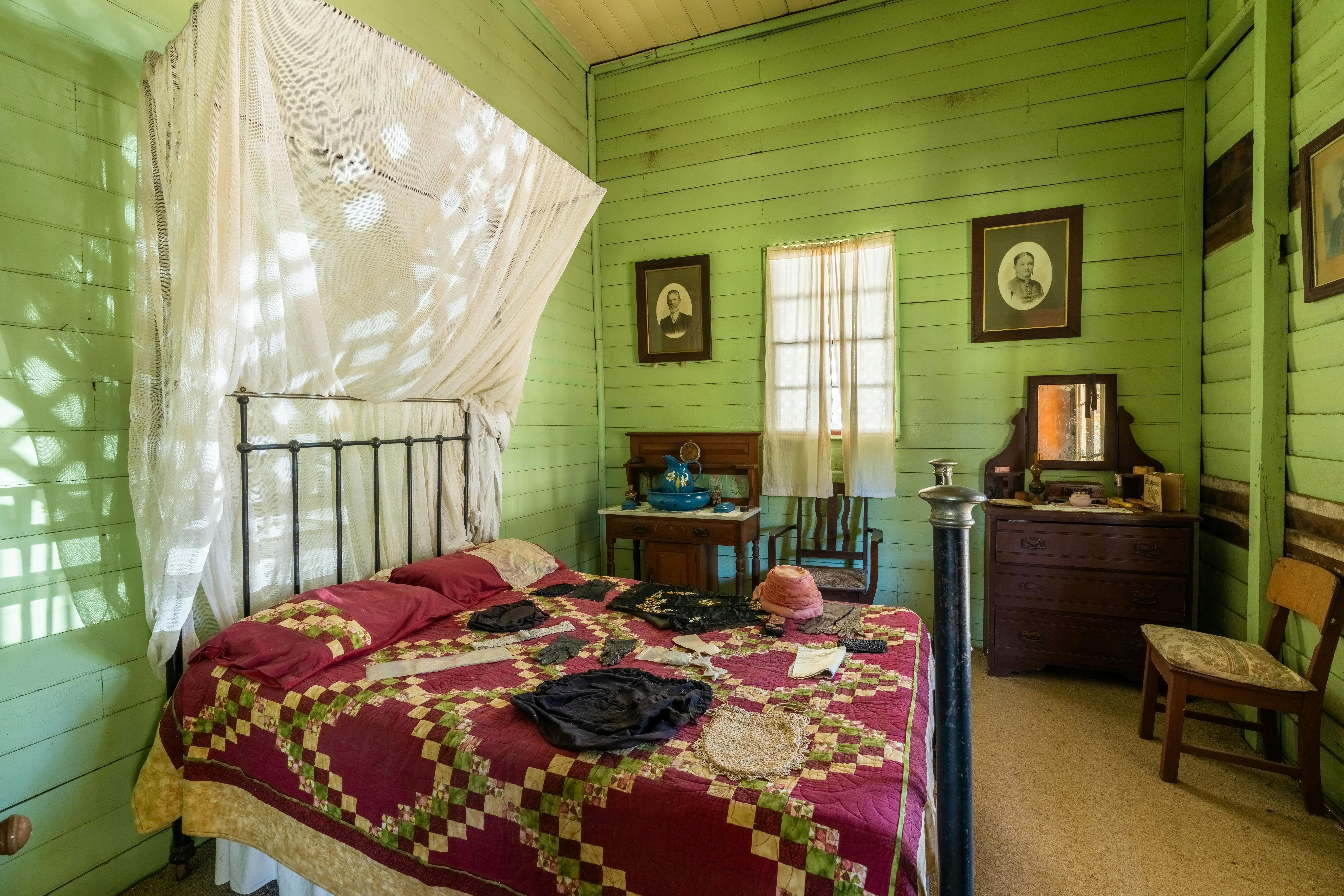 Emerald Pioneer Cottage Complex