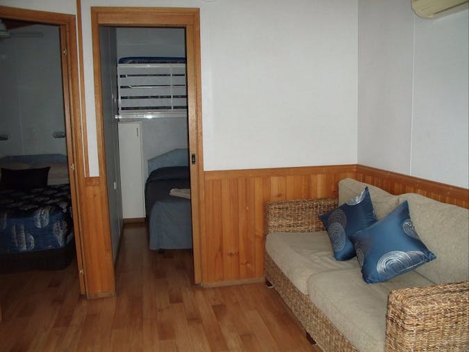 Elliston Waterloo Bay Tourist Park, 2 BEDROOM DELUXE CABIN Elli...