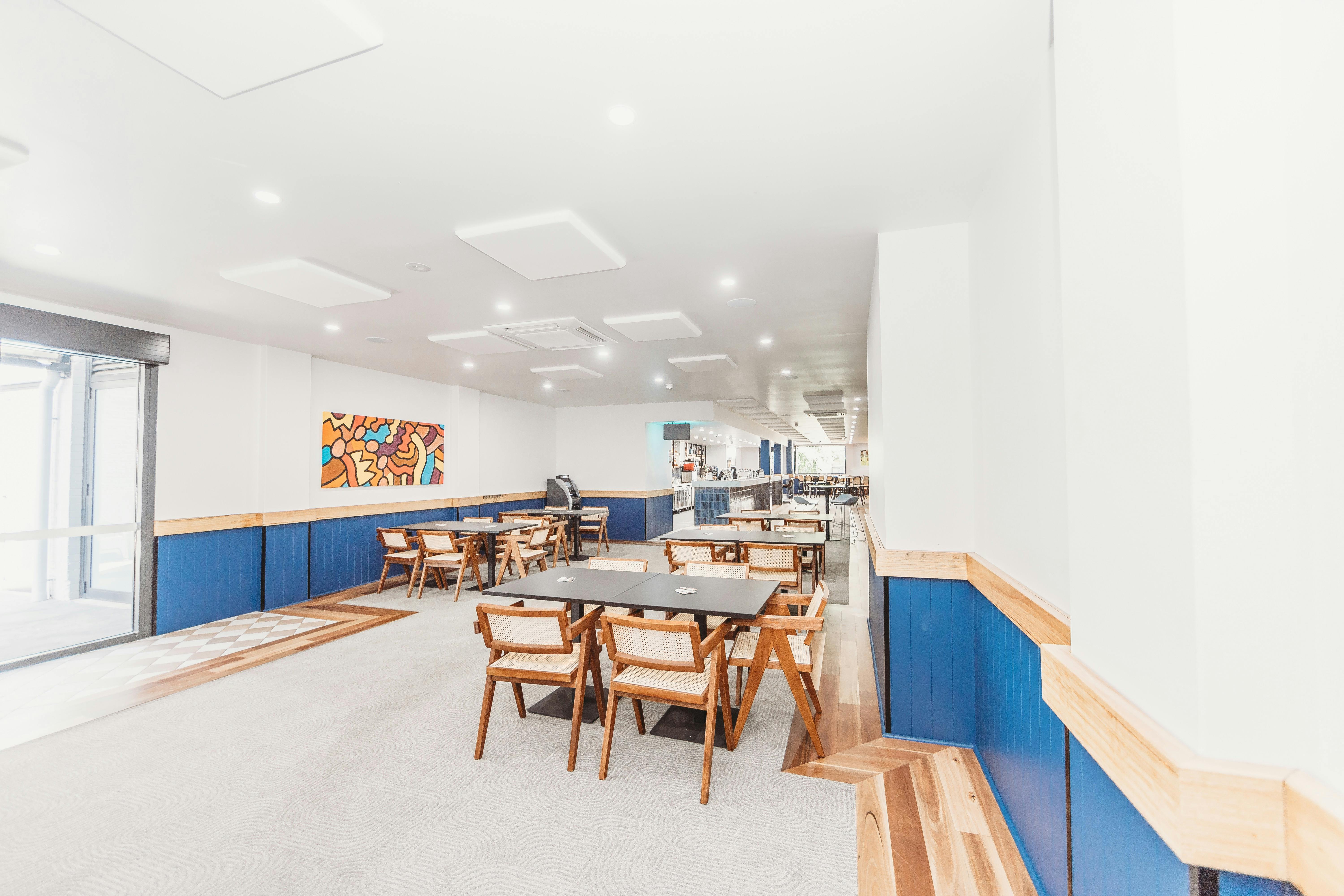 停下來享用午餐和晚餐，享受這個華麗的場地和美味的食物