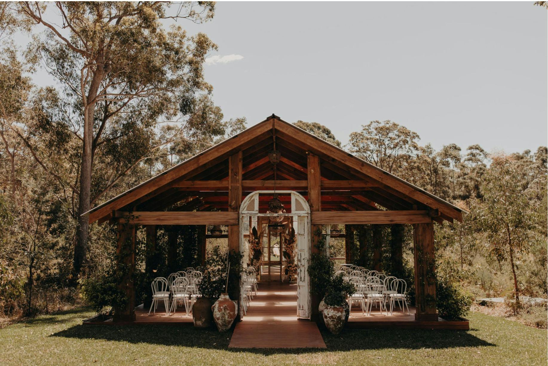 天井にジャスミンが生えているオープンエアのサイドで最大140名様までご利用いただけるウェディングチャペル