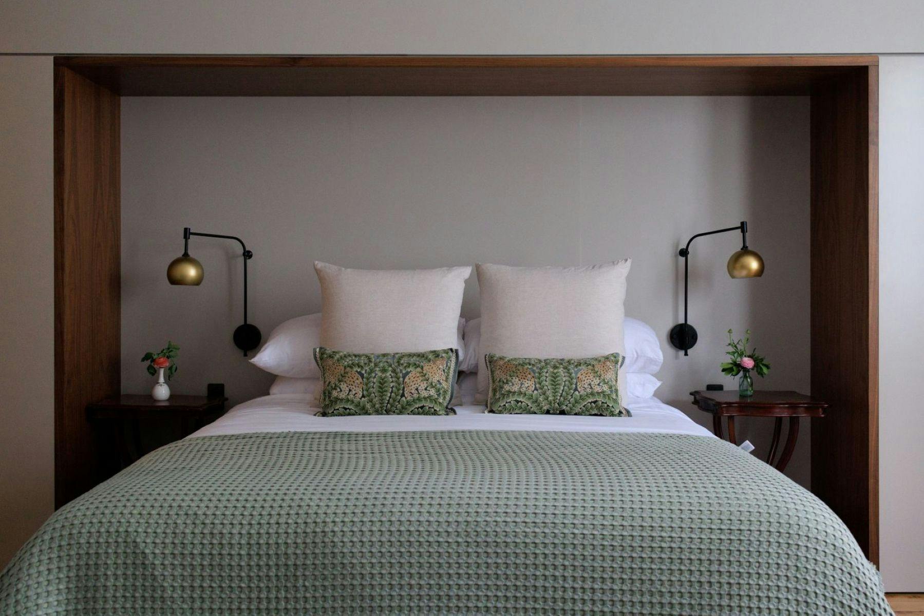 King bed in superb extra large room
