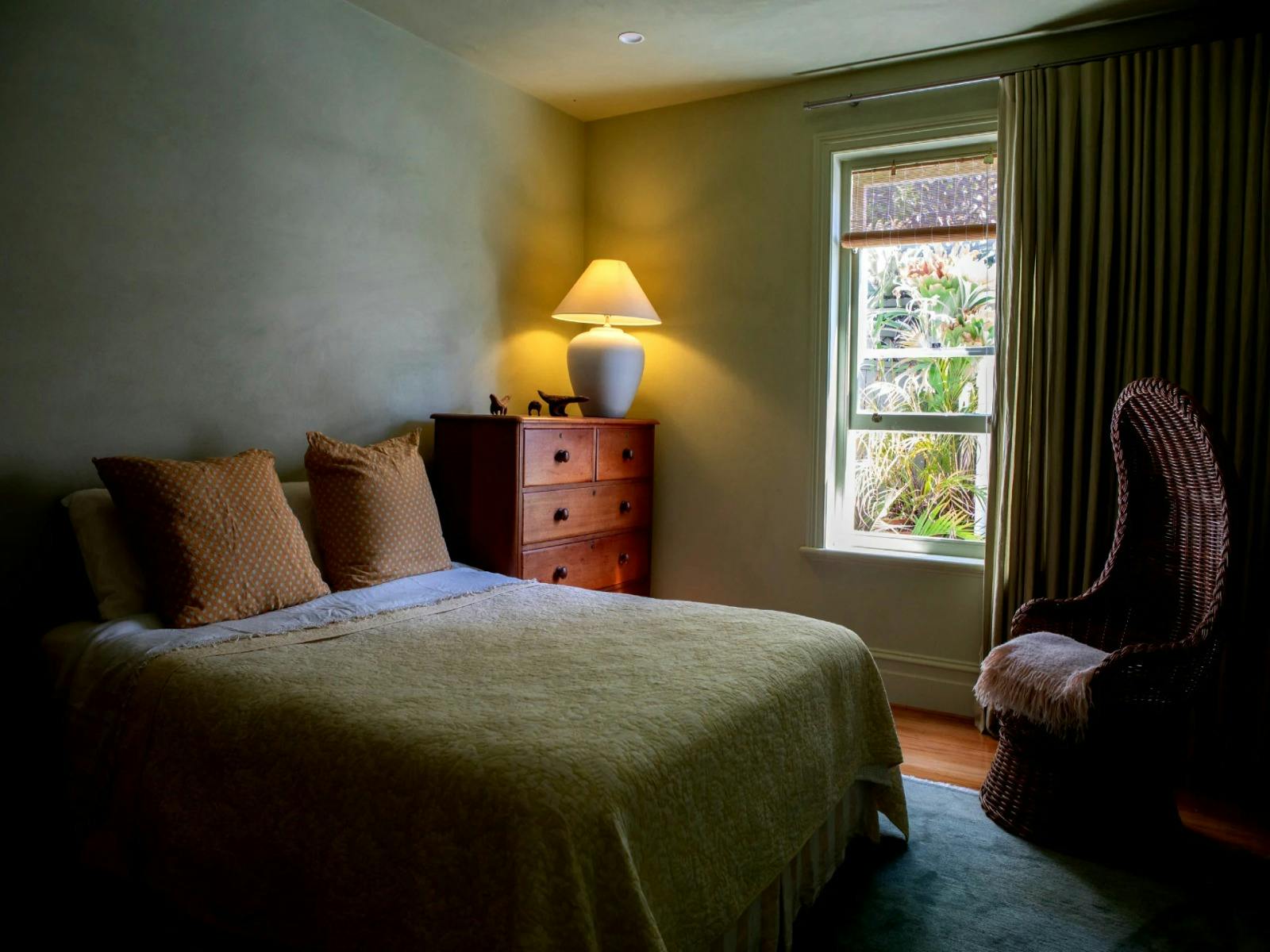 Single bedroom with the perfect shaded walls for a good night's sleep