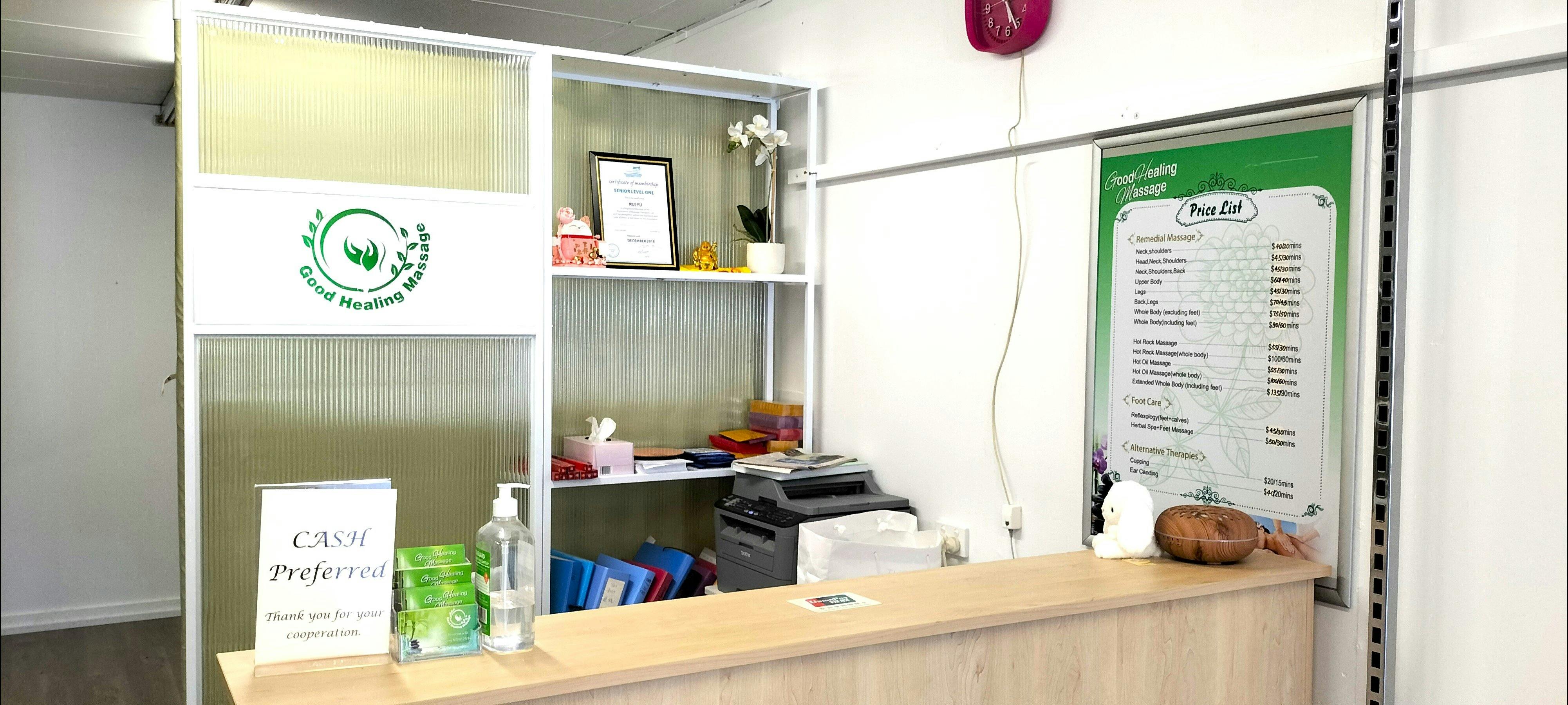 Good Healing Massage 的前台。桌上的牌子寫著「優先現金支付」。