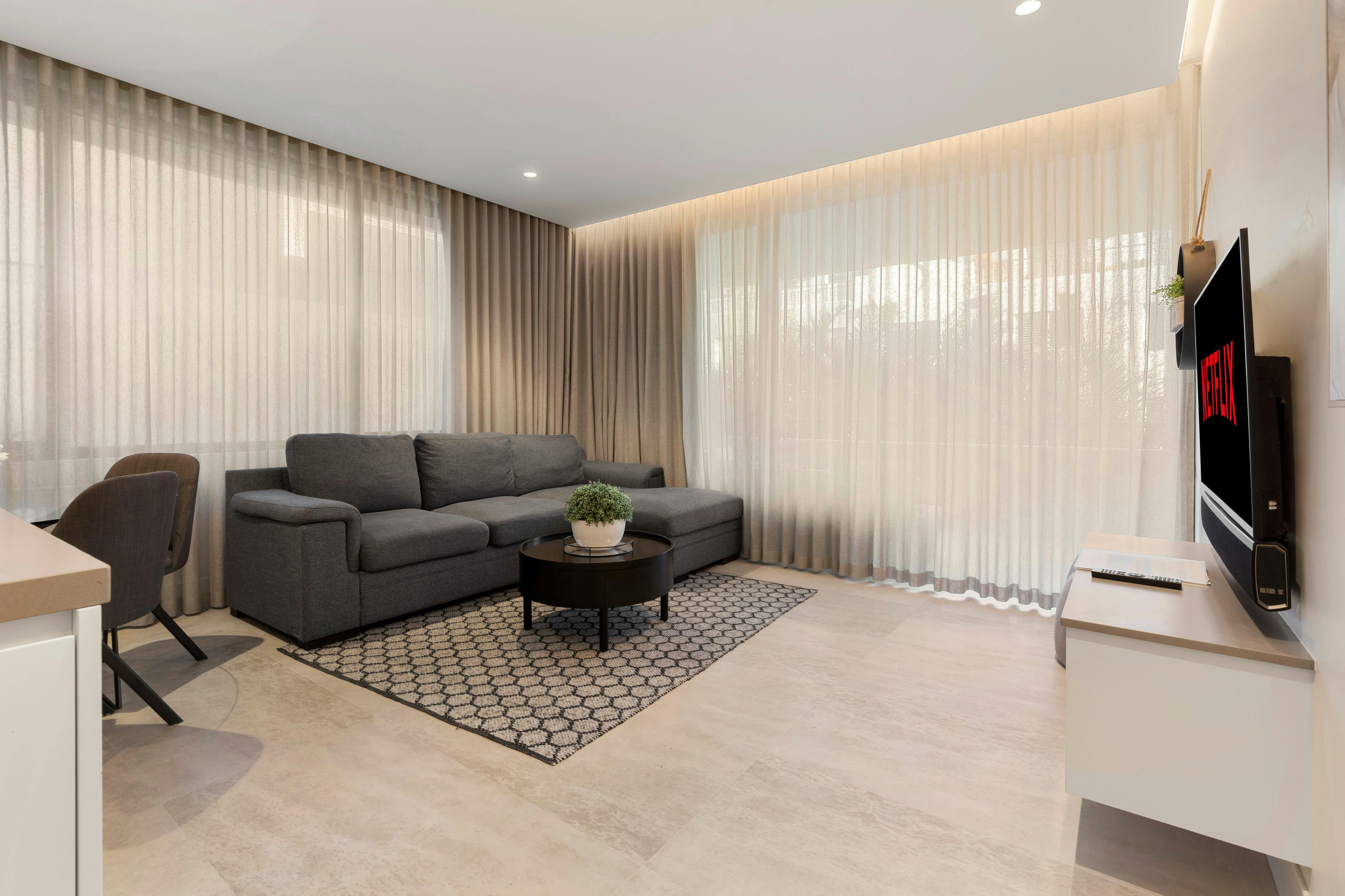 客廳配有舒適的沙發和 Netflix 電視。