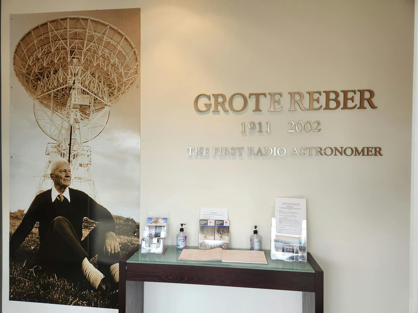 Museum entrance: Grote Reber (1911-2002) and a picture of him sitting near to the radio telescope.