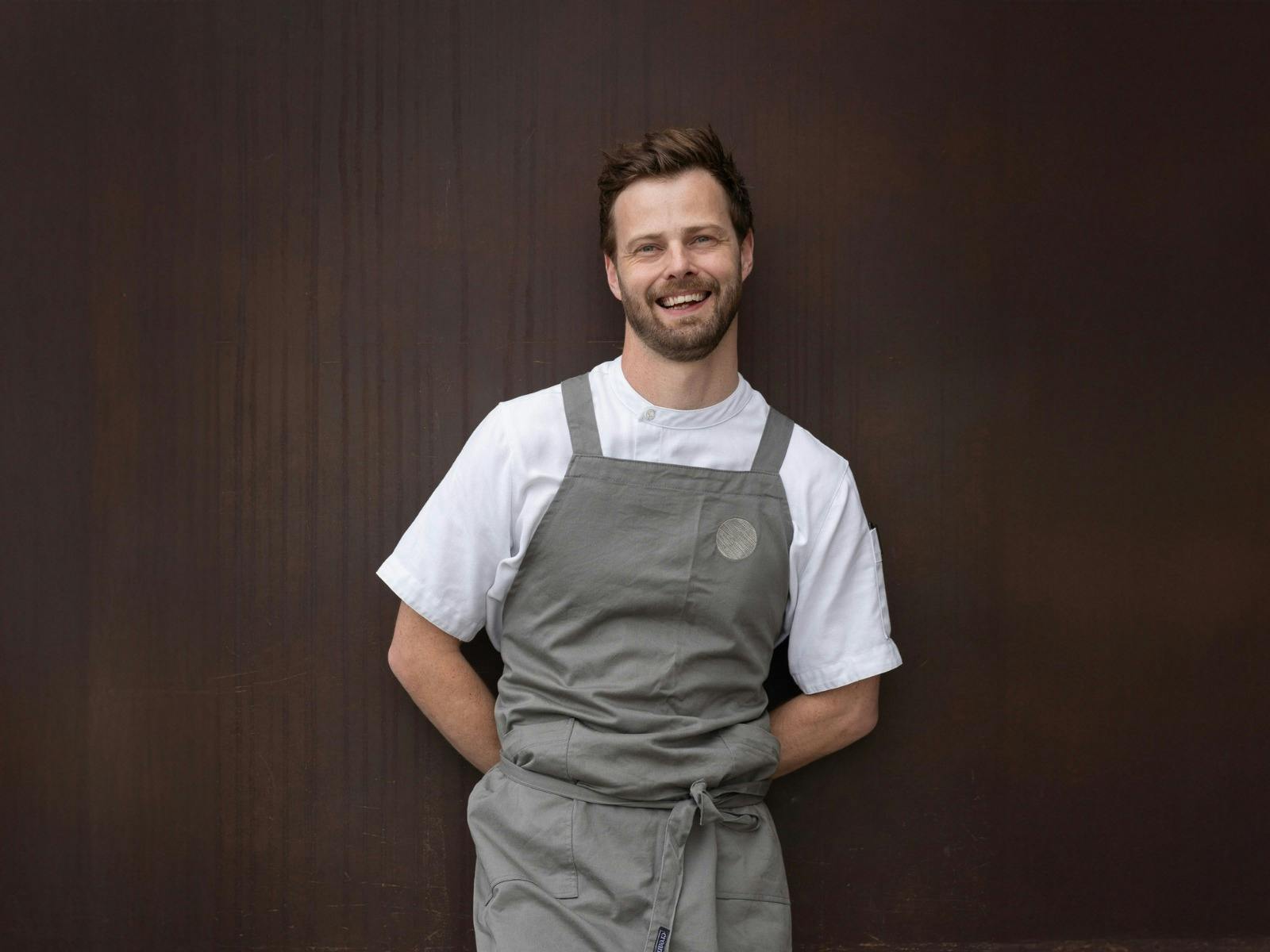 一个人靠墙站立。