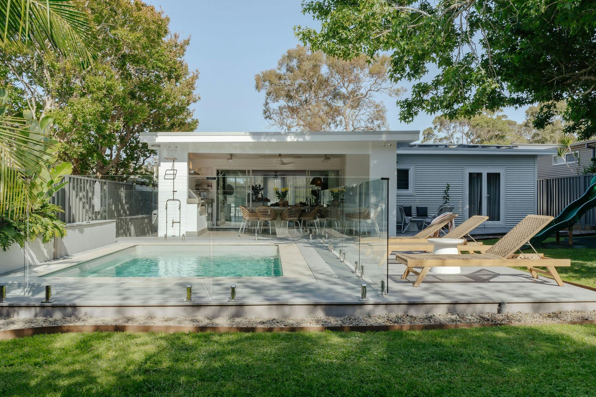 배경에 오락 공간이 있는 온수 수영장 이미지