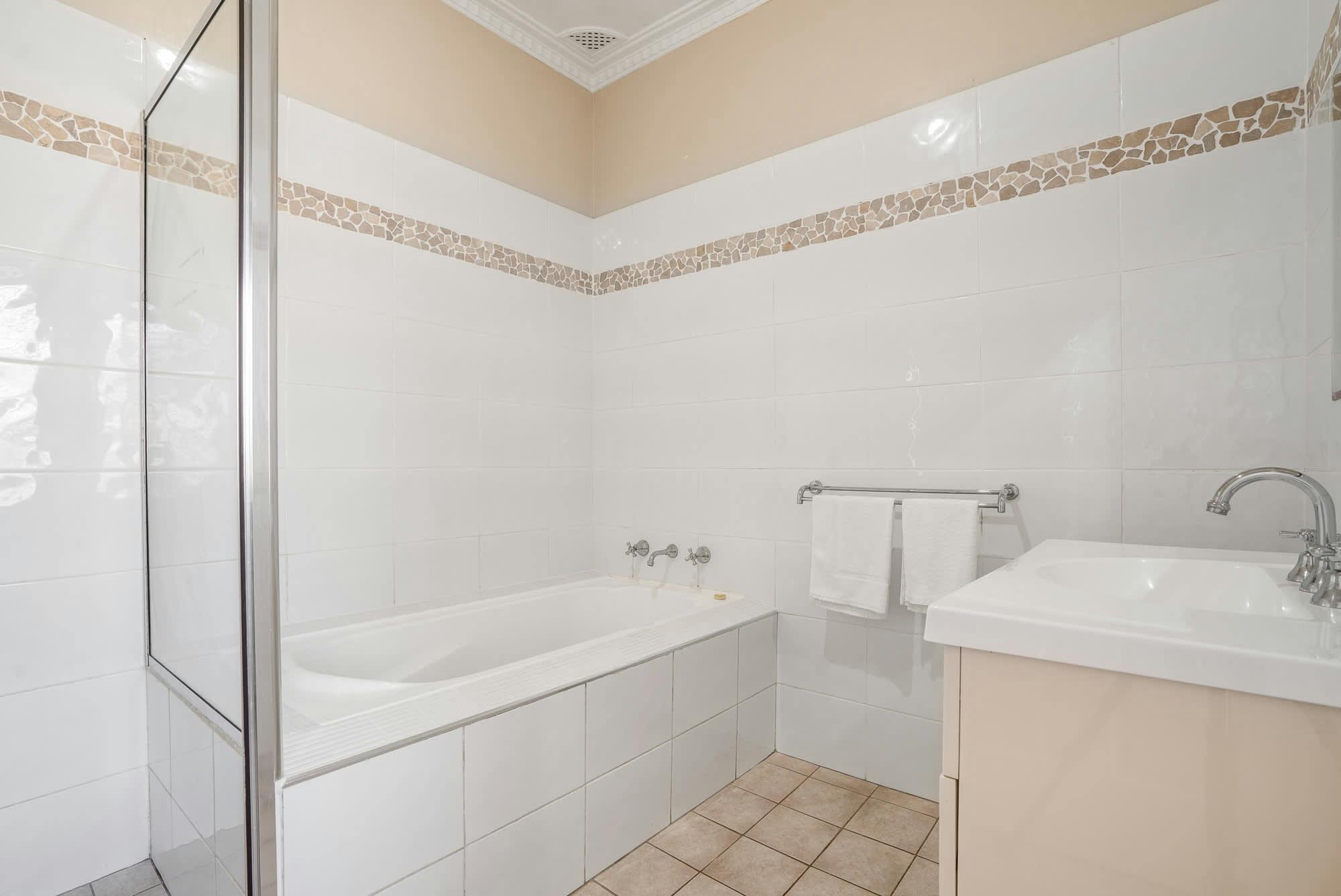 욕조 샤워기 세면대가 있는 욕실