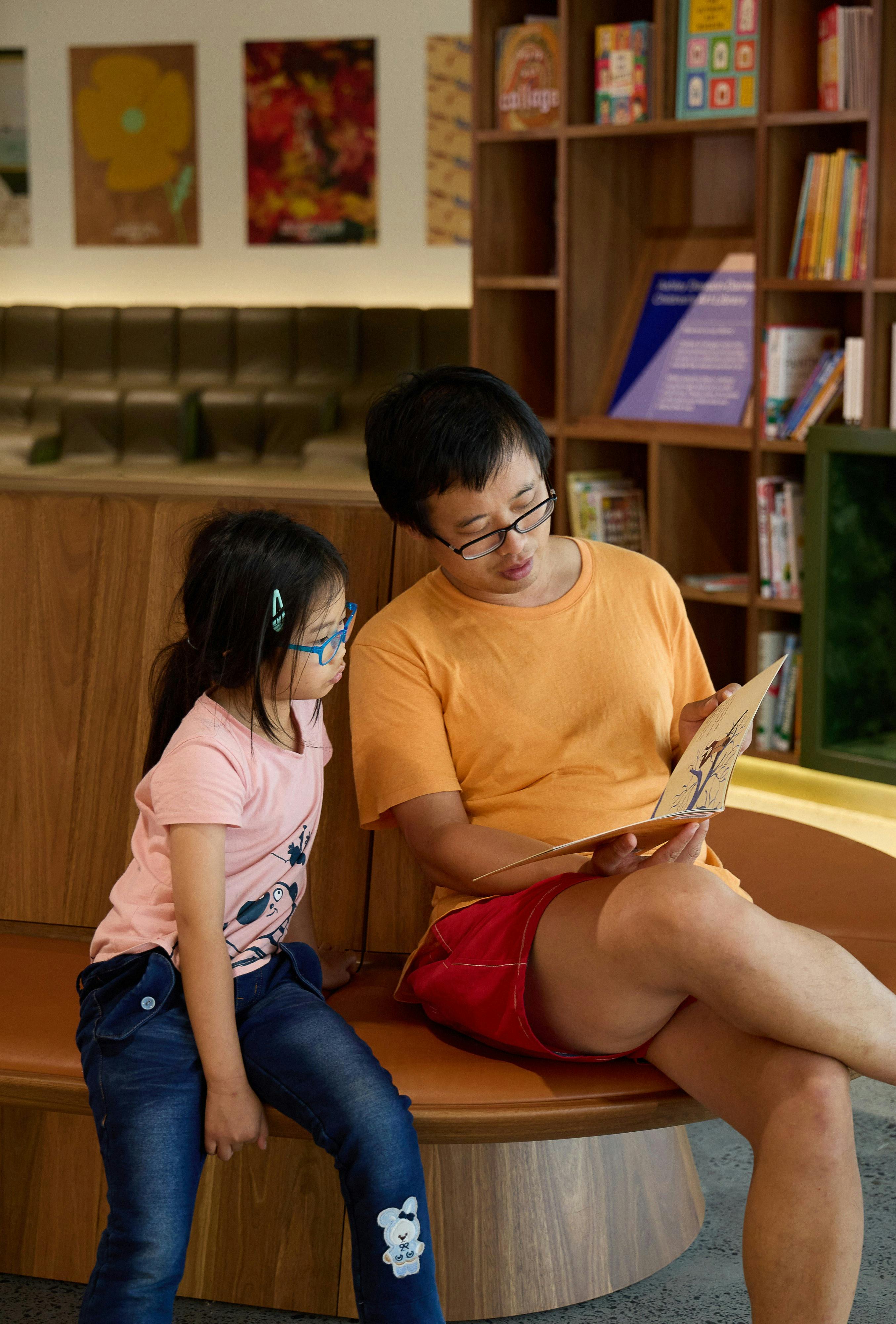 儿童艺术图书馆里的孩子