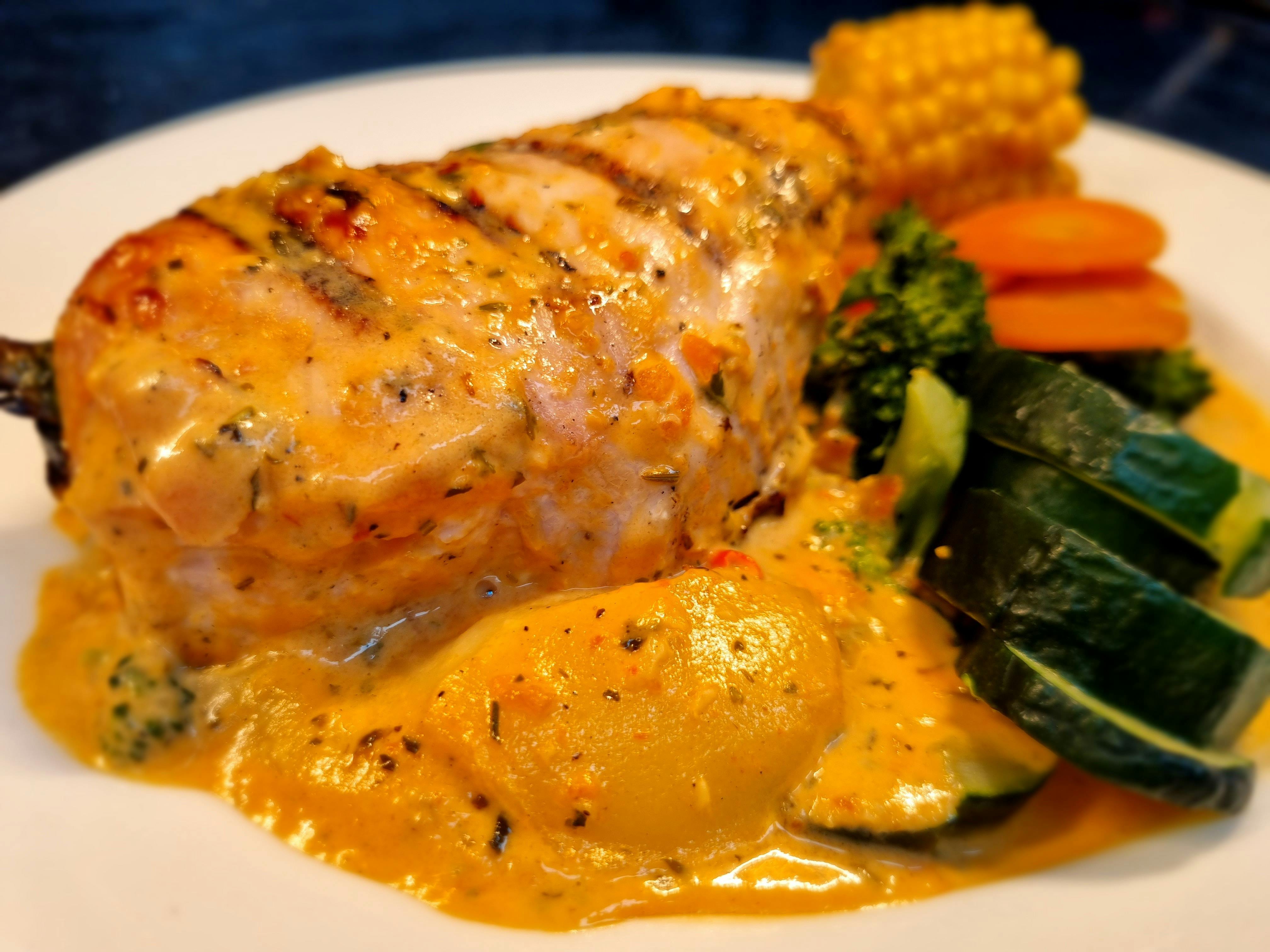 chicken breast stuffed with mozzarella, sun-dried tomatoes, and rocket. Baked in a Neapolitan Sauce