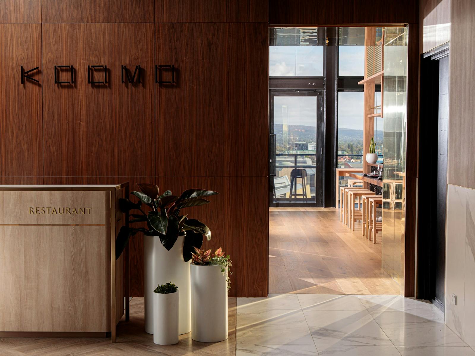 Koomo Restaurant and Bar Slider Image 4