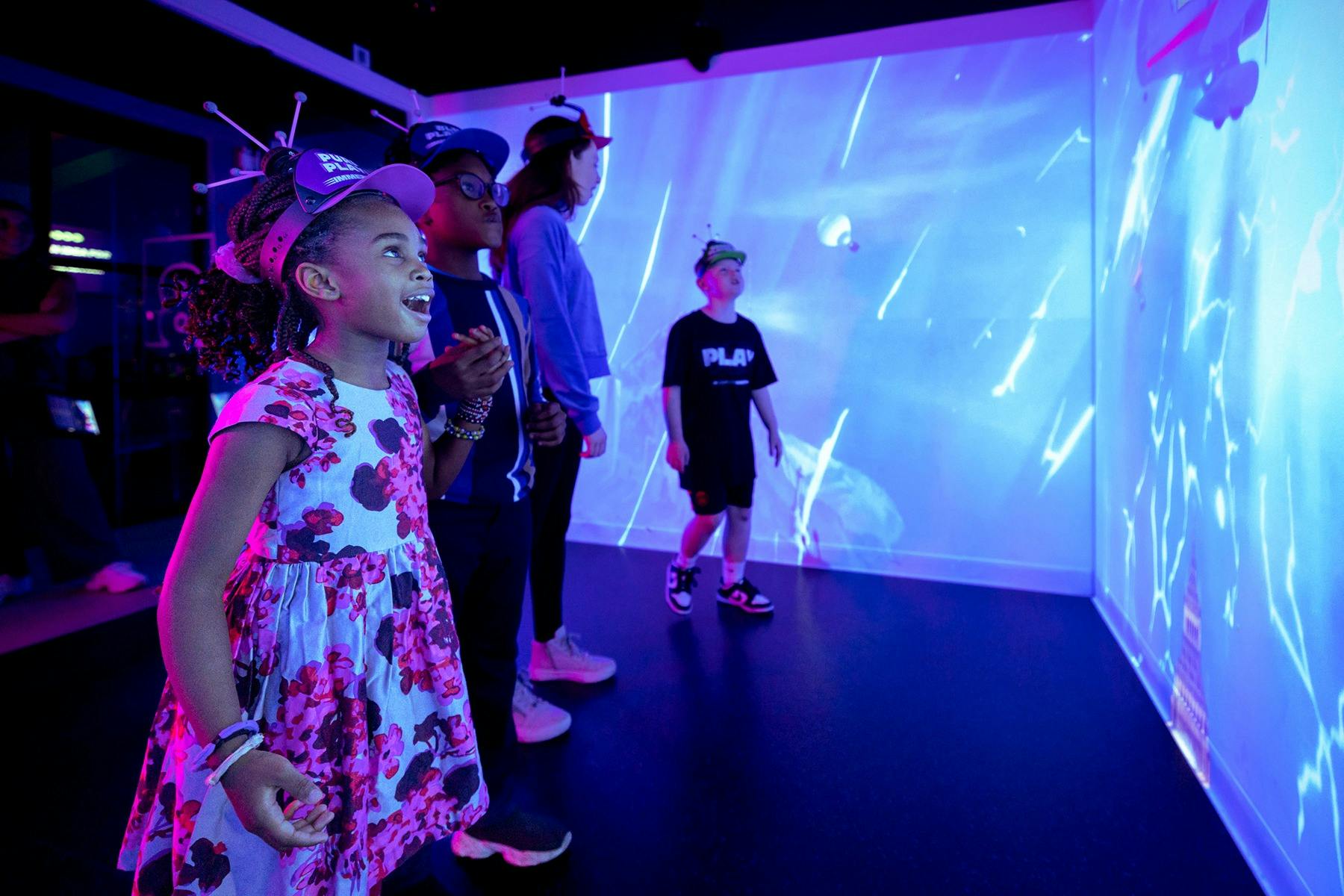 一群孩子看著互動牆