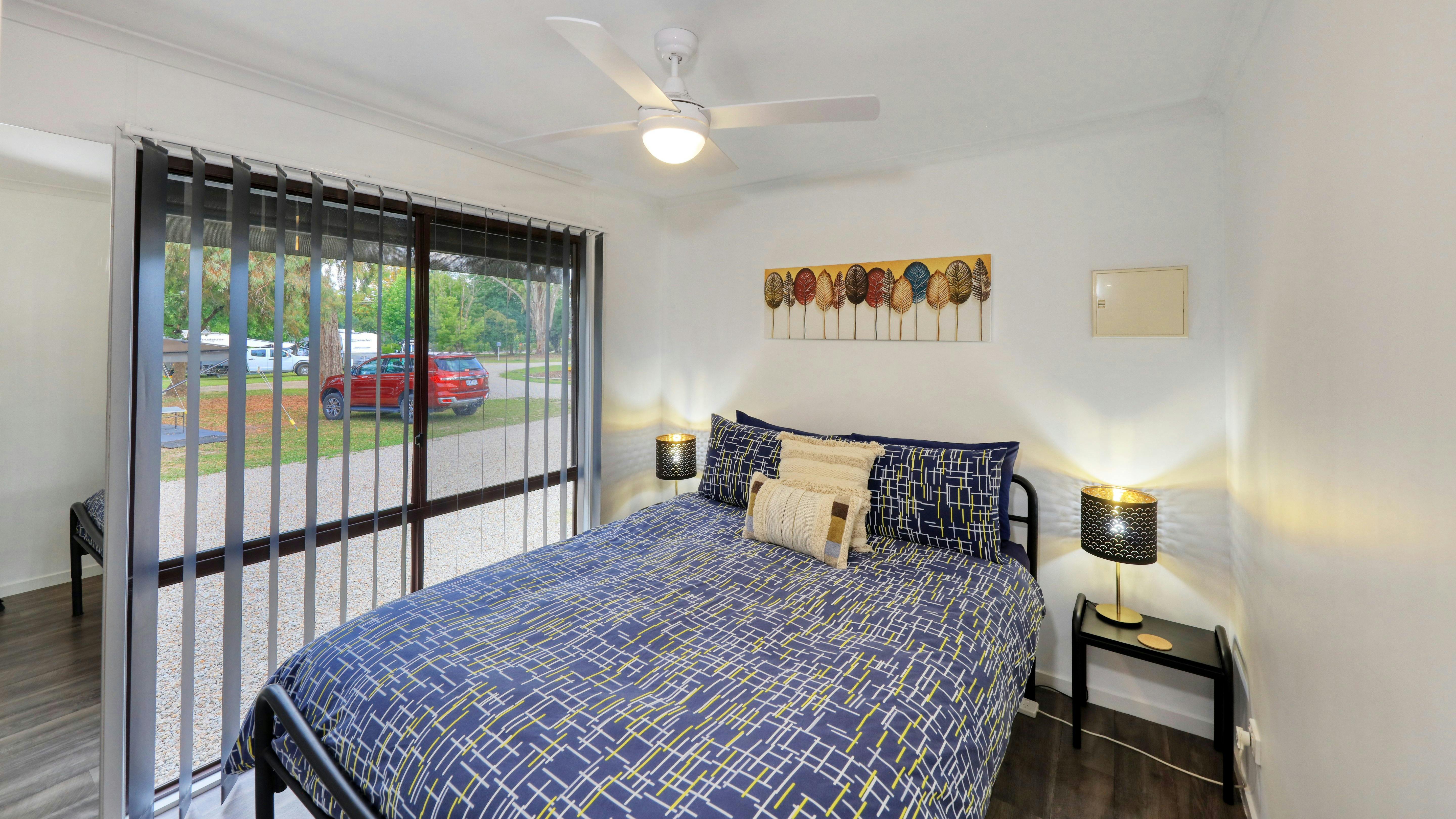 Deluxe Cabin - 1 bedroom - main bedroom queen bed