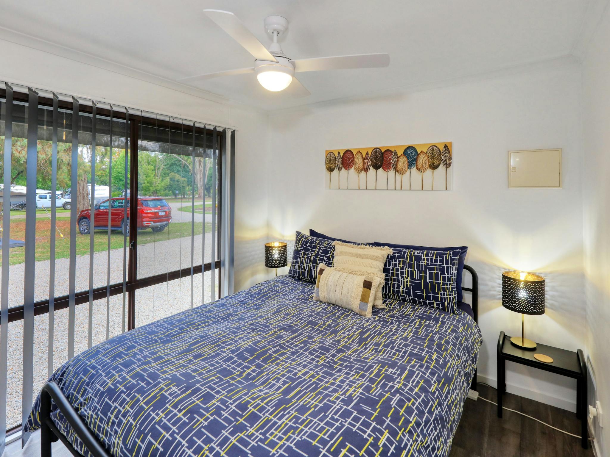 Deluxe Cabin - 1 bedroom - main bedroom queen bed