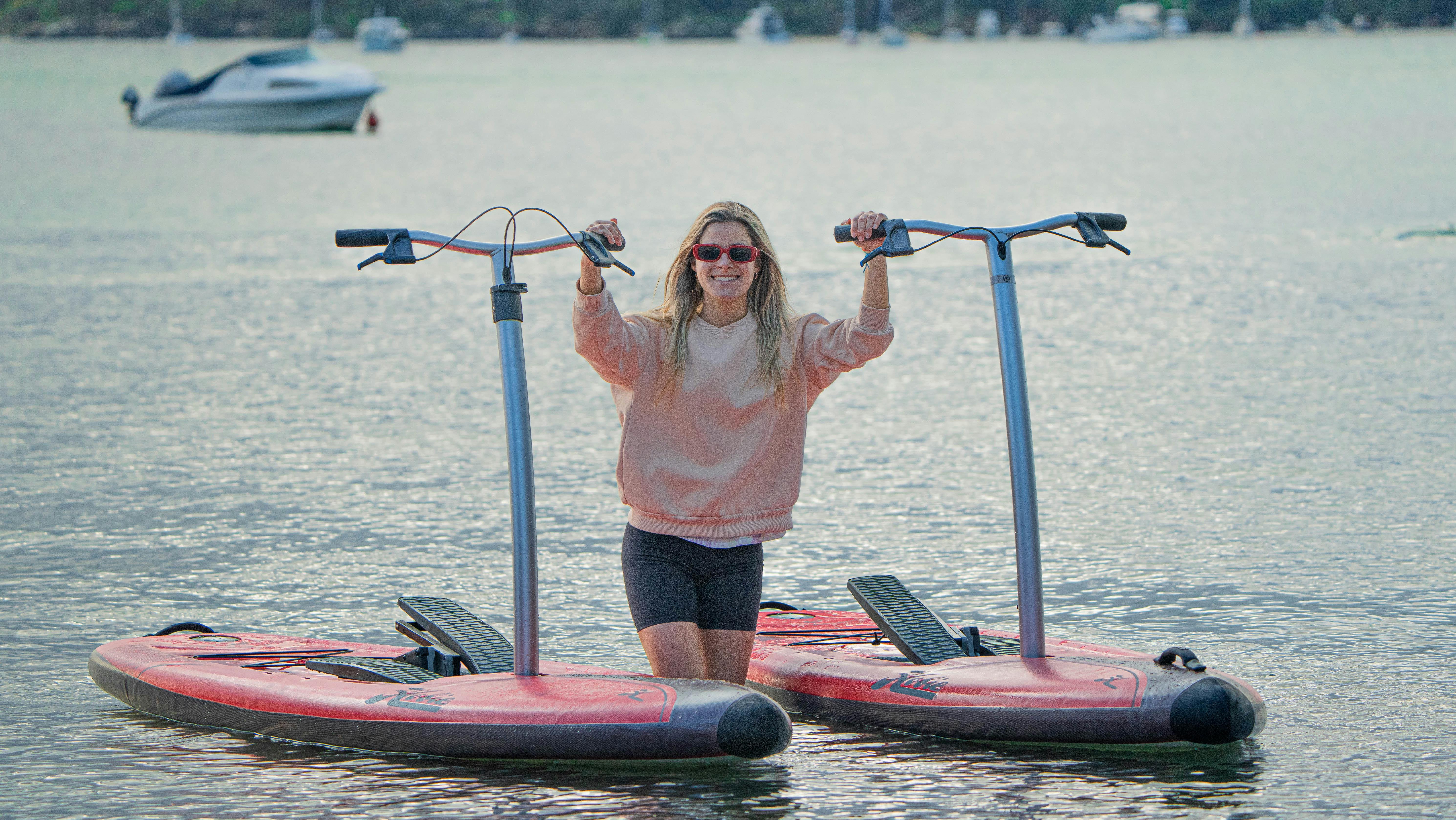 外出一天后，瑪雅拿著兩個槳板。她臉上露出燦爛的笑容。