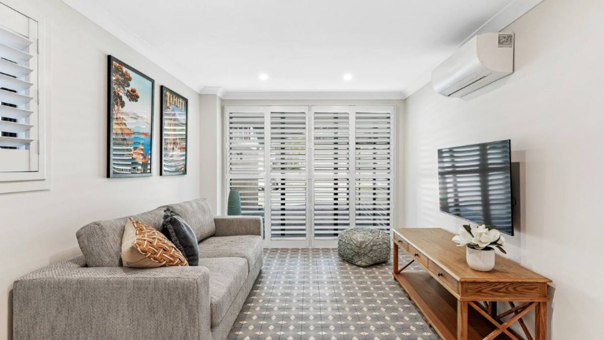 2 bedroom villa in Surfers Paradise -Second lounge