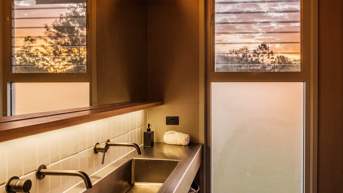 Rail Trail Refuge - Bathroom with sunrise reflecting through window