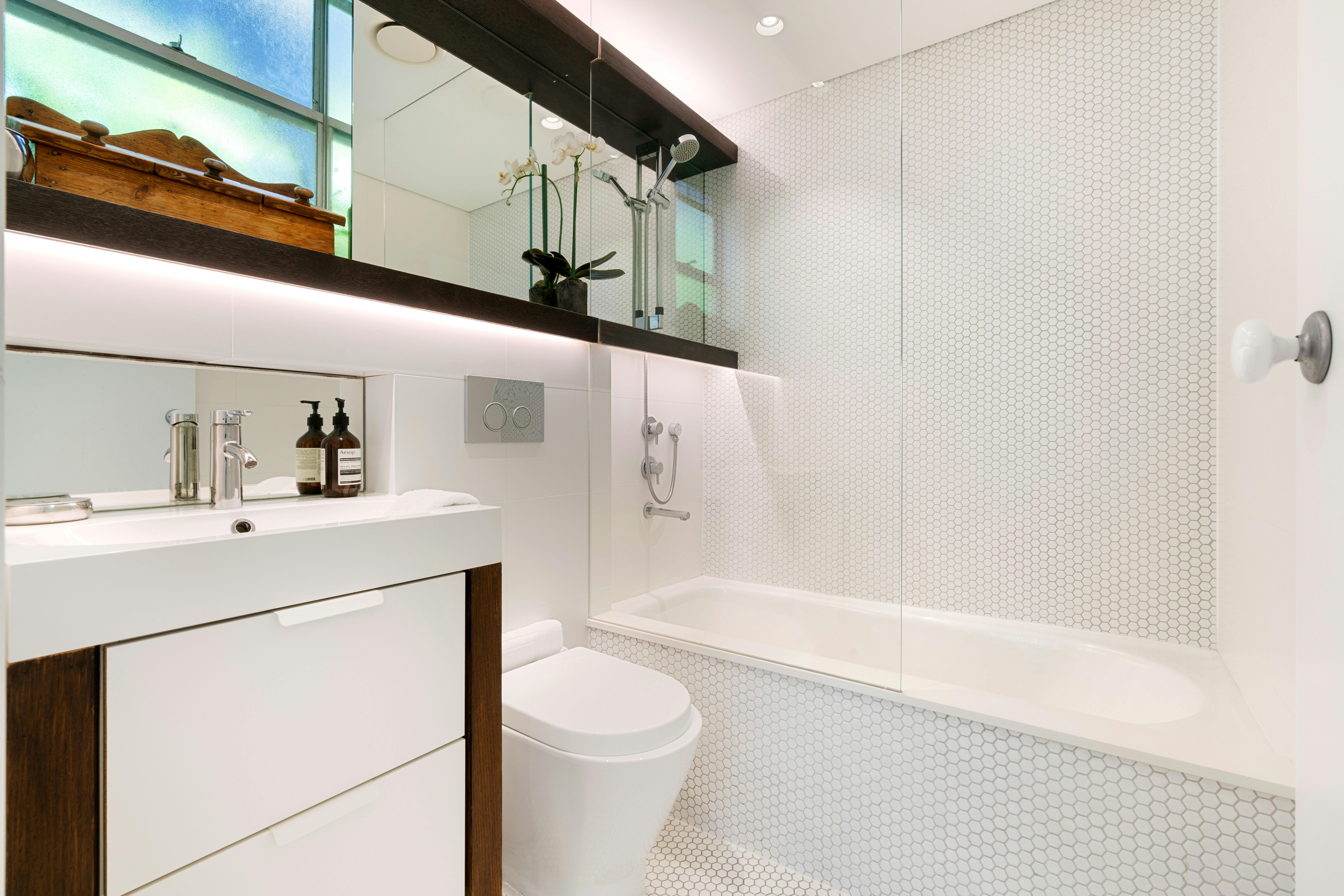 現代浴室配有寬敞的淋浴間和時尚的裝飾。