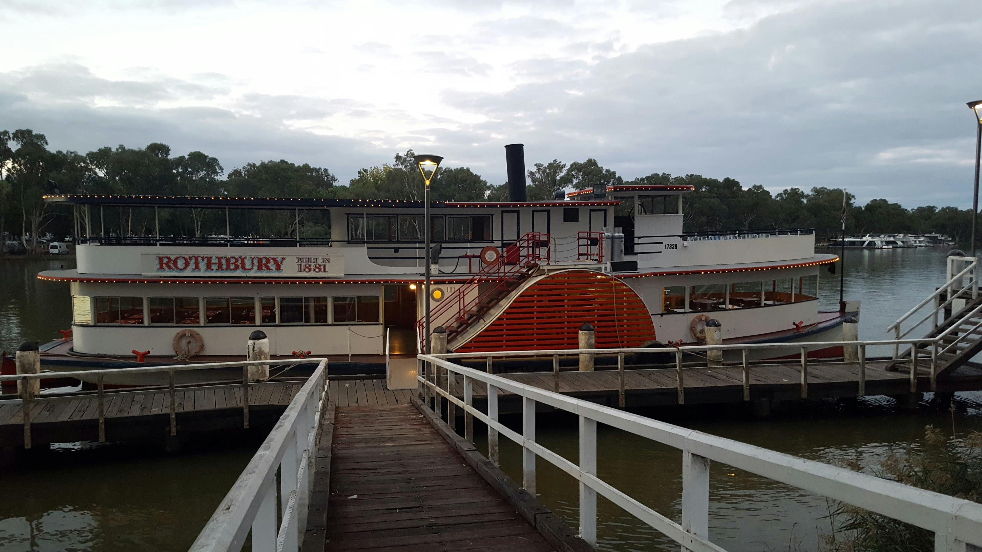 パドルベッセルロスベリーからのフラッドライトが川岸を照らします。