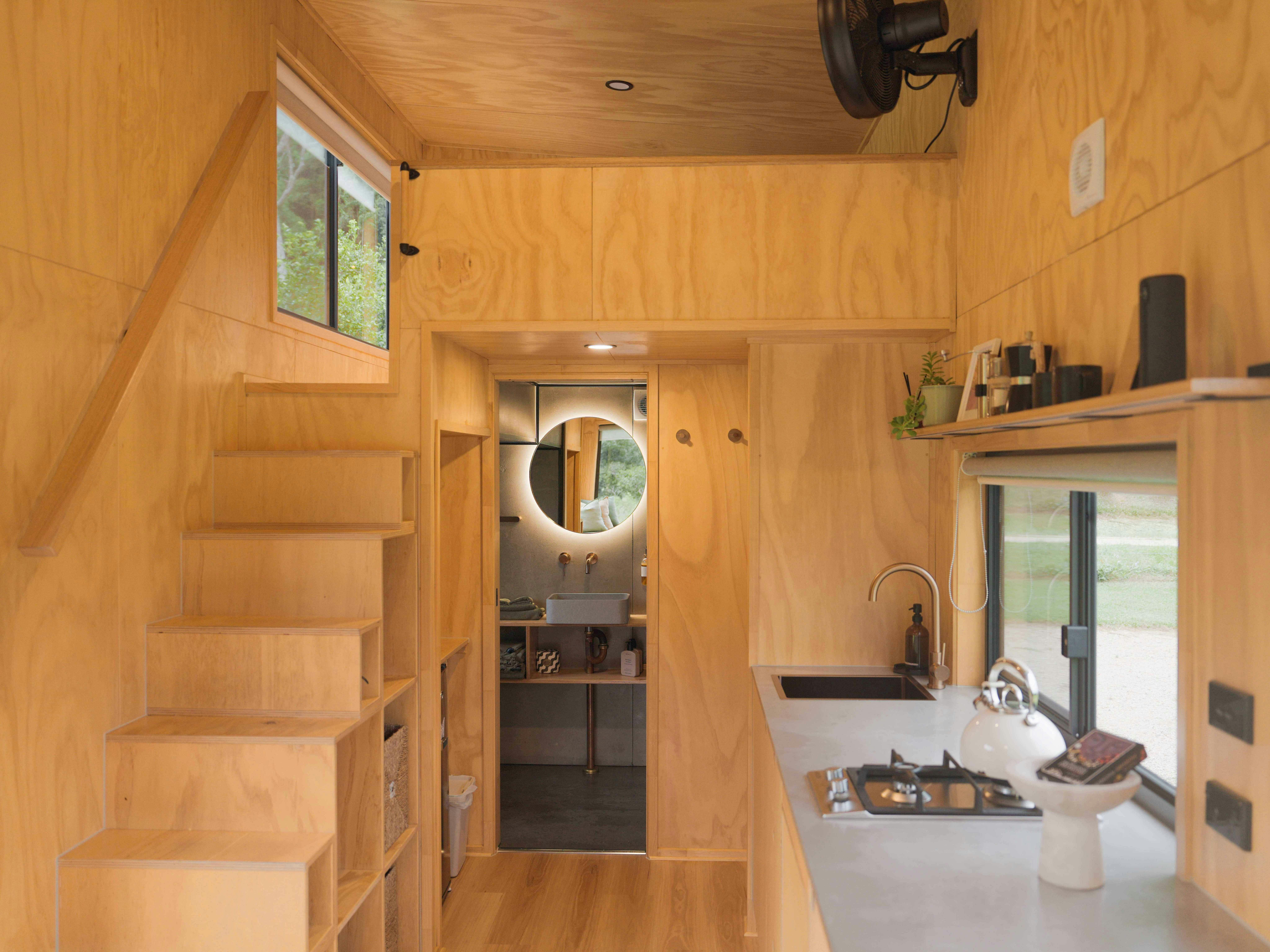 현대적이고 고급스러운 스타일의 집에 현대적인 가전제품이 갖춰진 완벽하게 갖춰진 주방