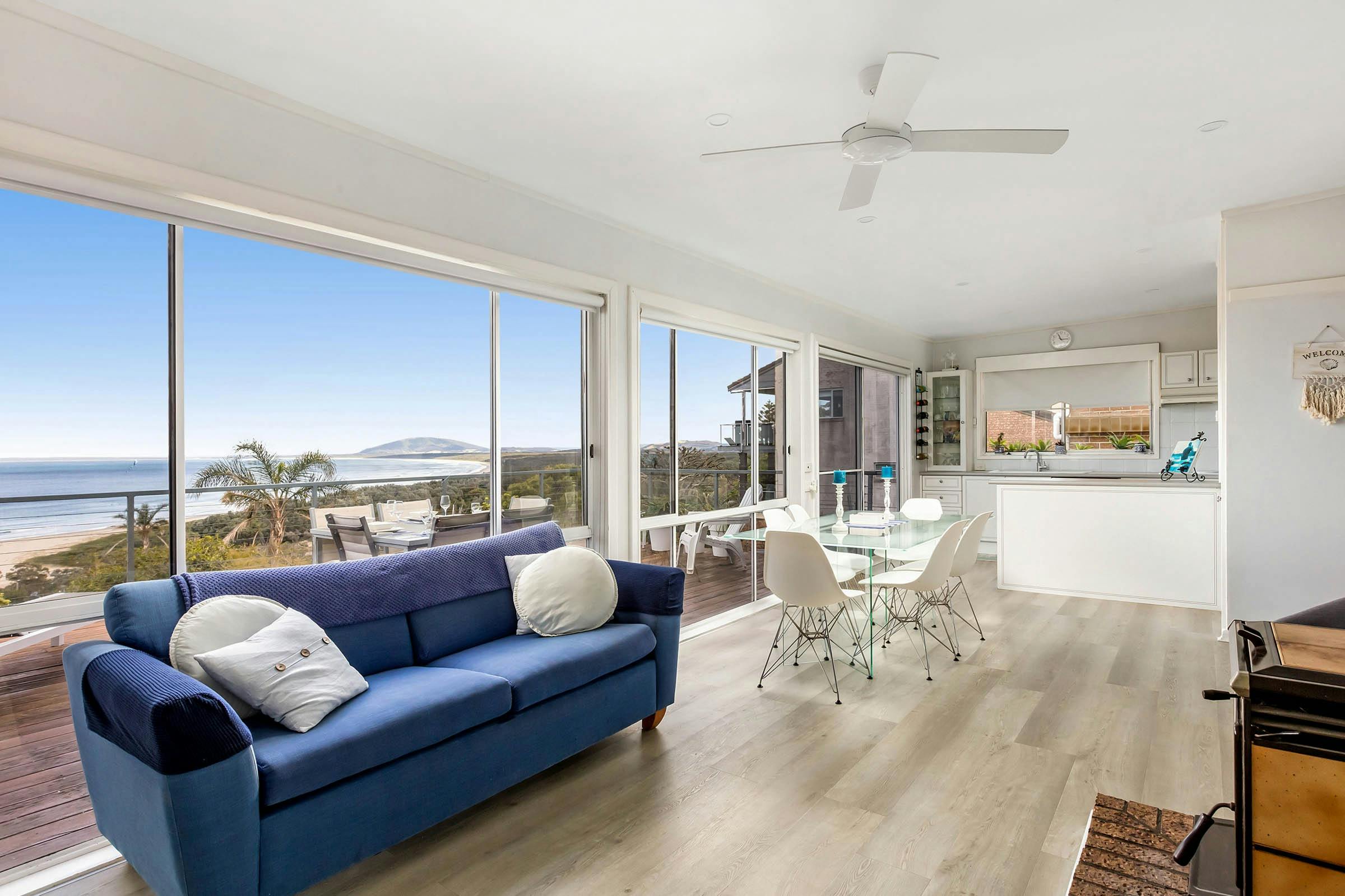 ラウンジルーム/ダイニング