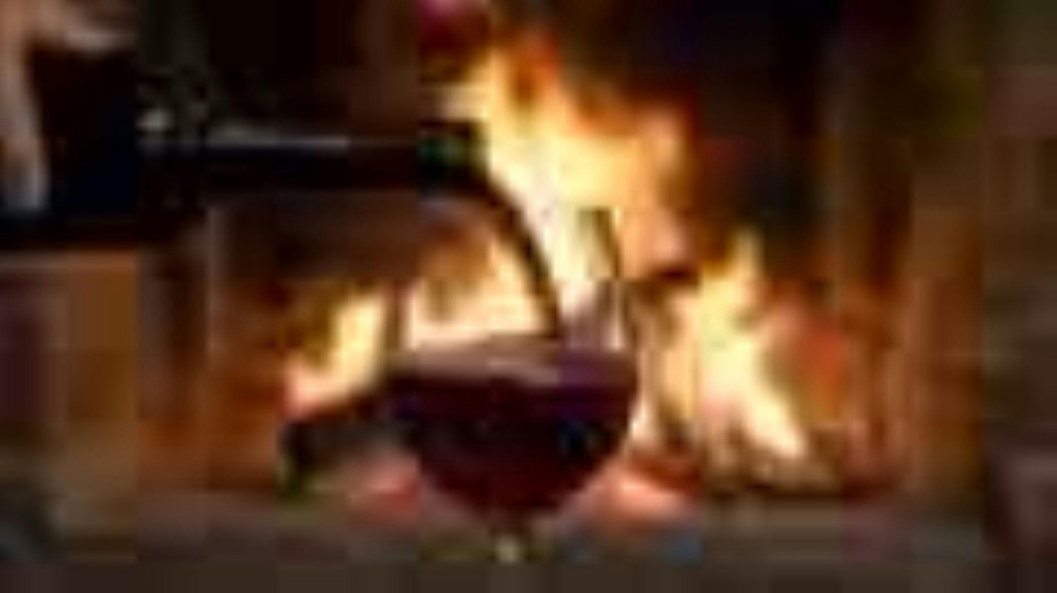 炉火旁一杯葡萄酒