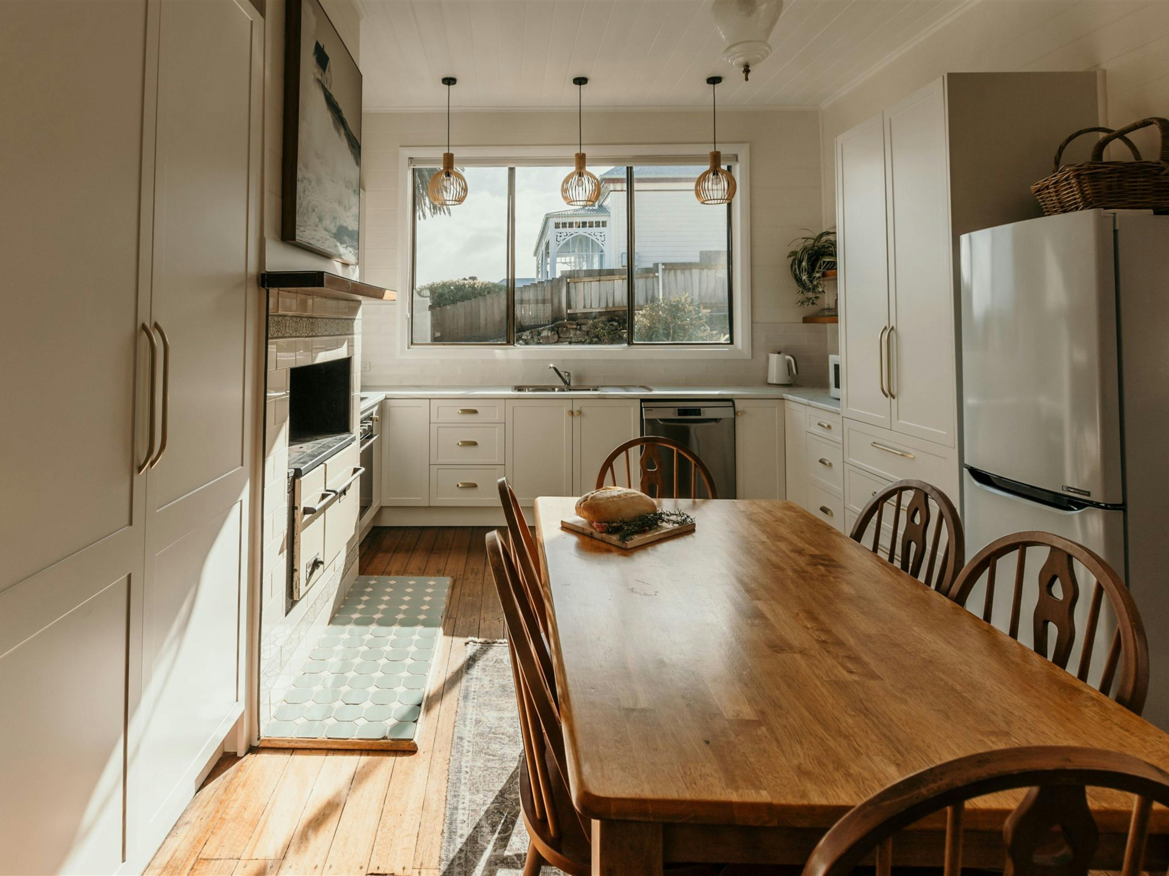 well equipped large kitchen, sunny and warm, air conditioning and heating, large fridge