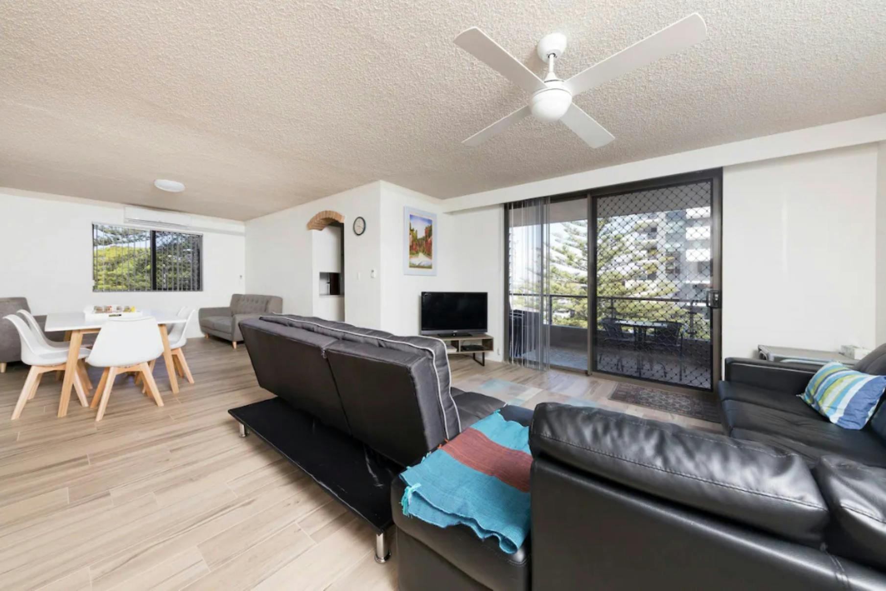 넓은 라운지 천장 선풍기 및 식사 공간이 있는 거실