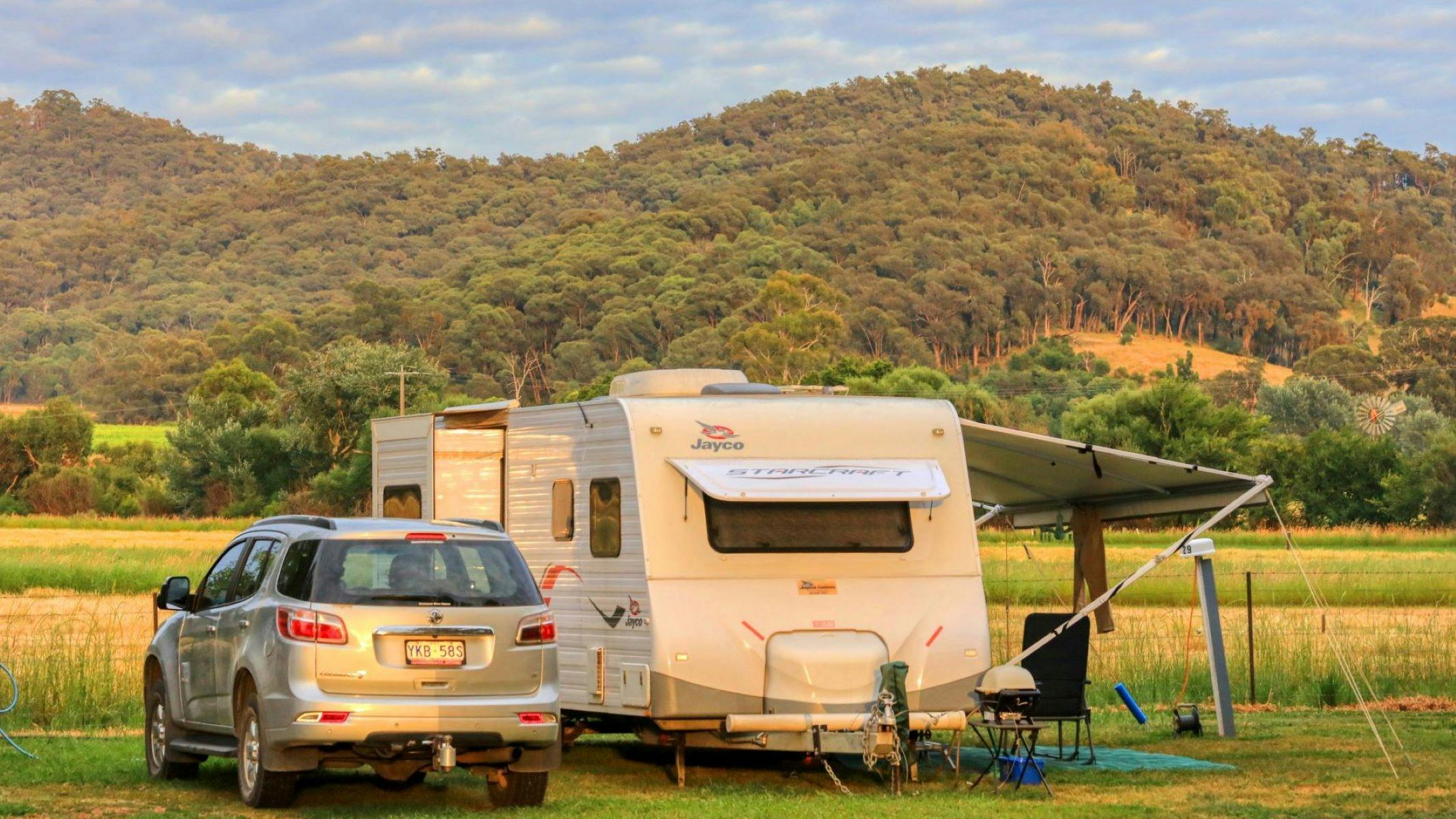 Valley View Caravan Park Camping with mountain surroundings