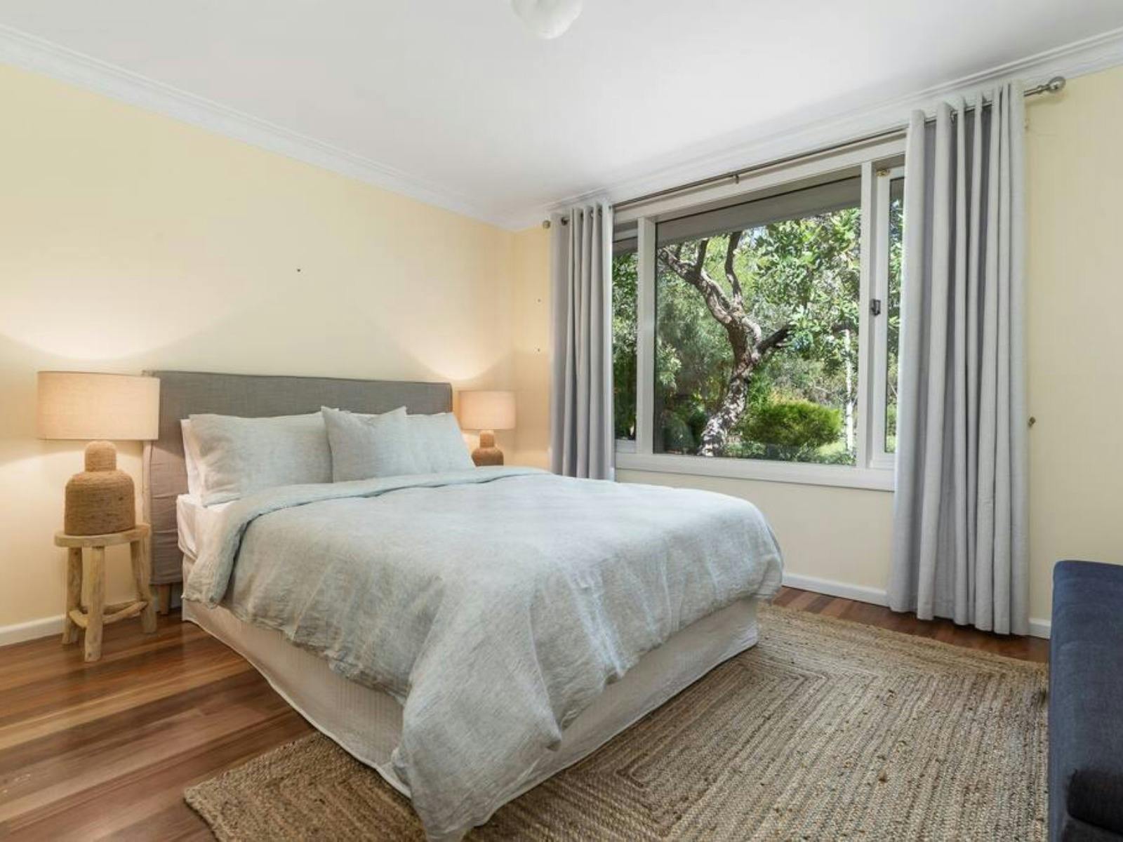 컨트리 스타일의 모던한 퀸 사이즈 침실