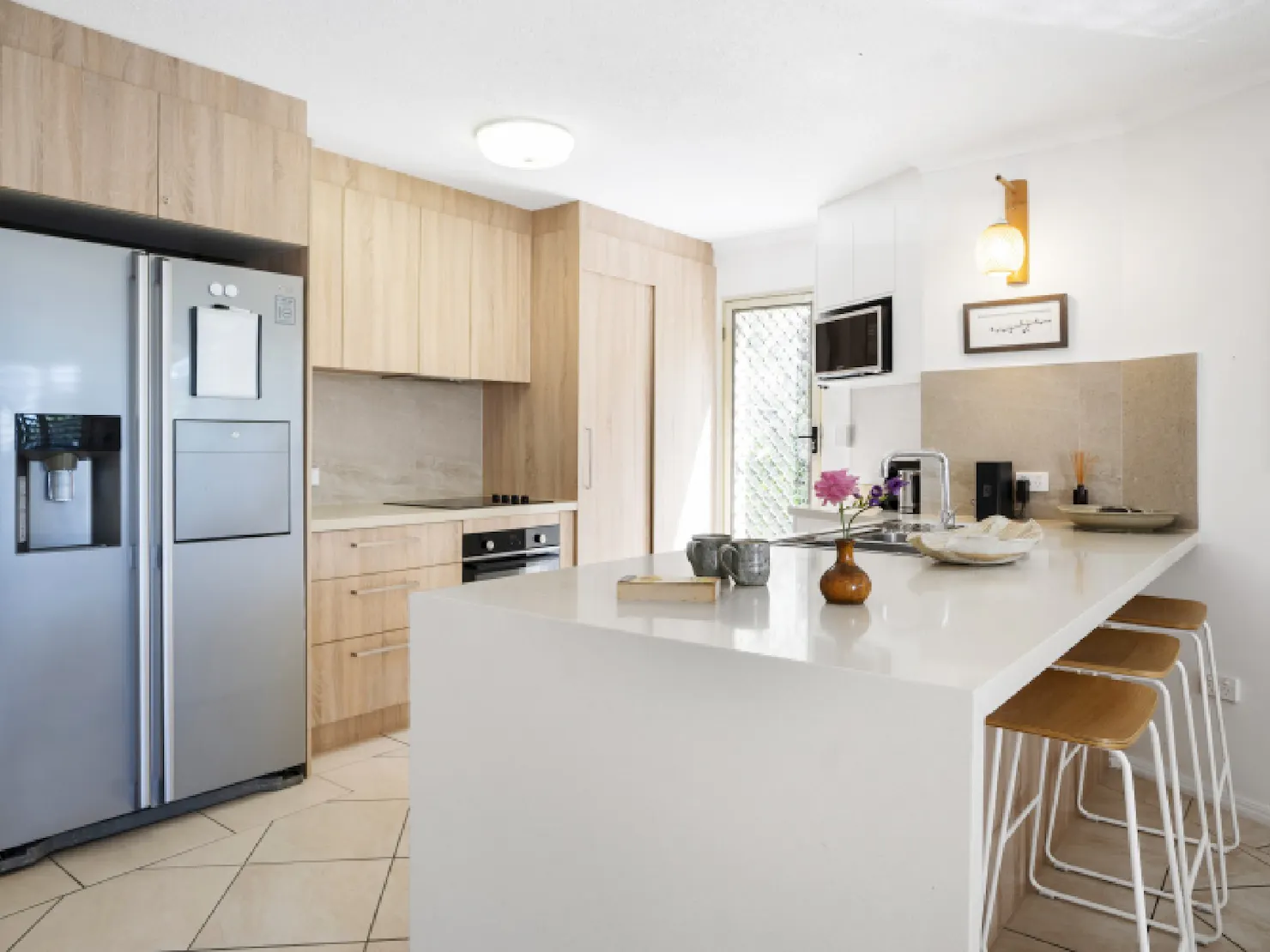 Fully equipped kitchen with breakfast bar