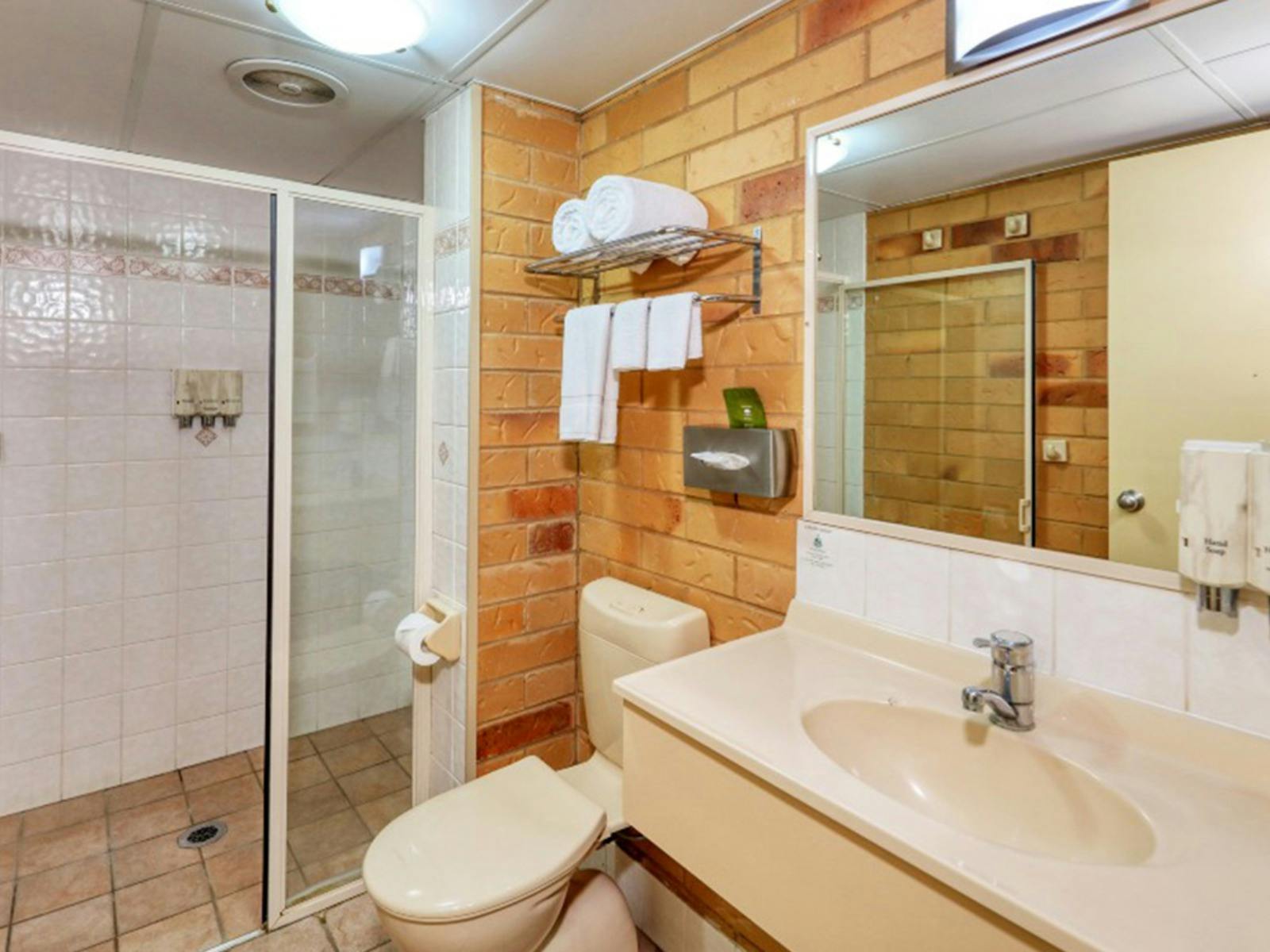 北帕克斯汽車旅館套間，配有淋浴、衛生間和盥洗台