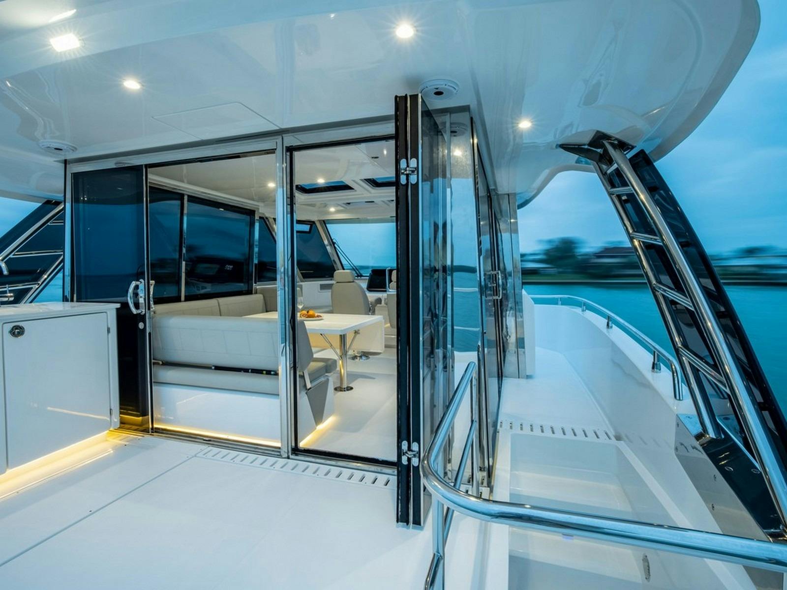 Aquila 54 - Flybridge lounge